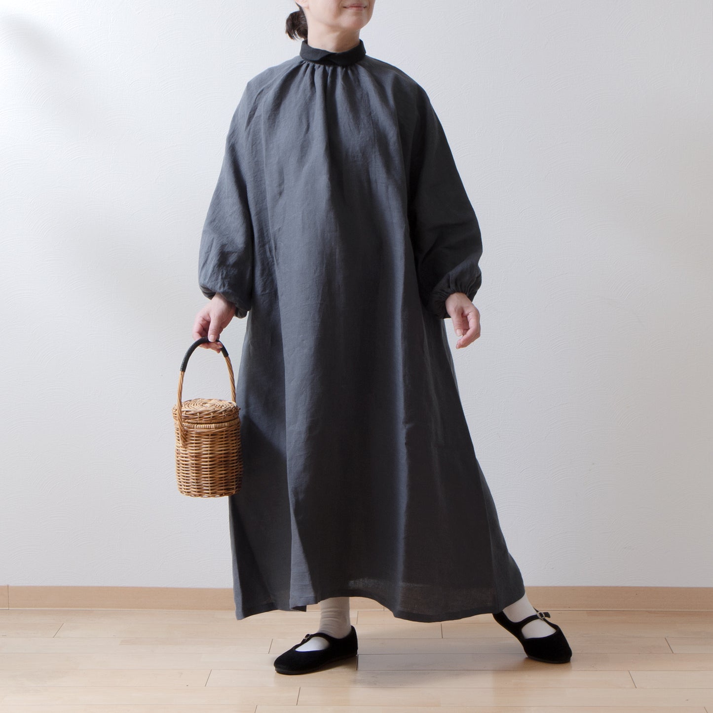 優雅可愛的法國亞麻 A 字形連身裙,配有牧師領、寬大的袖子和後蓋扣/灰色牧師