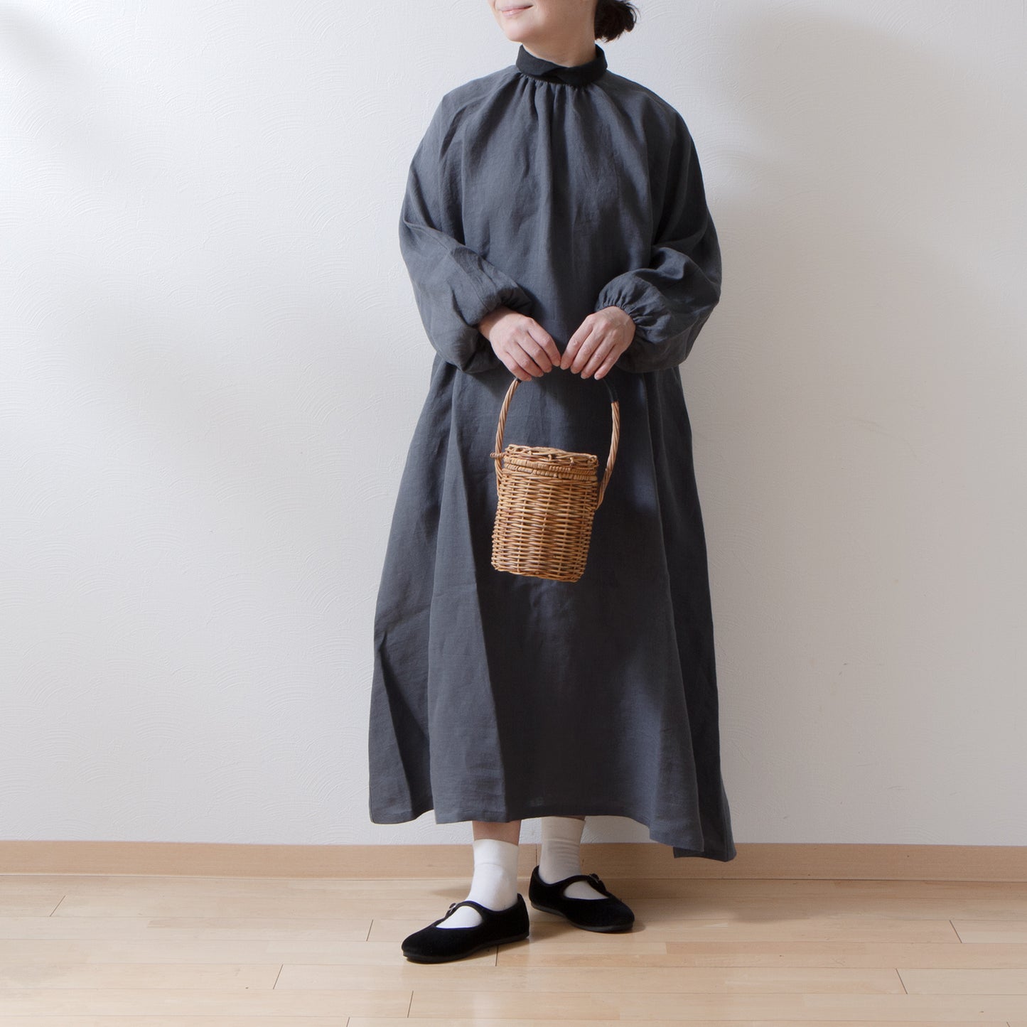 優雅可愛的法國亞麻 A 字形連身裙,配有牧師領、寬大的袖子和後蓋扣/灰色牧師