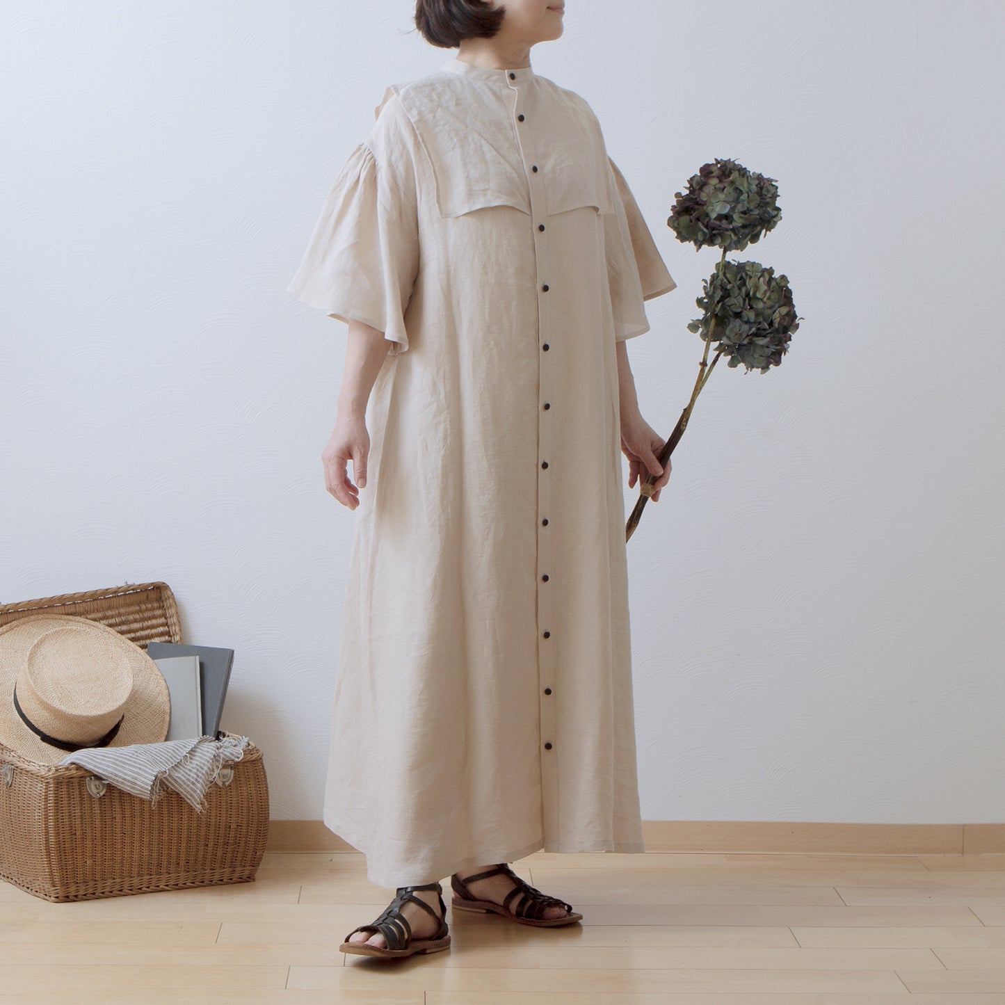 Yoke layer flare half sleeve linen dress / beige