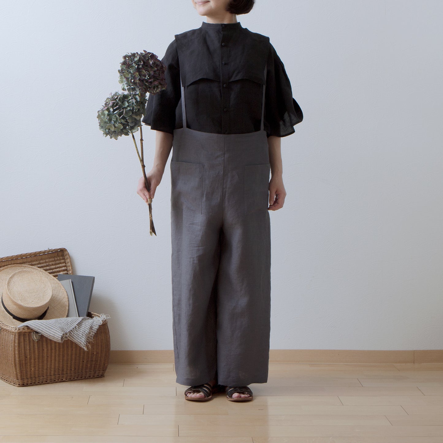 Yoke Layer Flare Half Sleeve Linen Blouse/Black