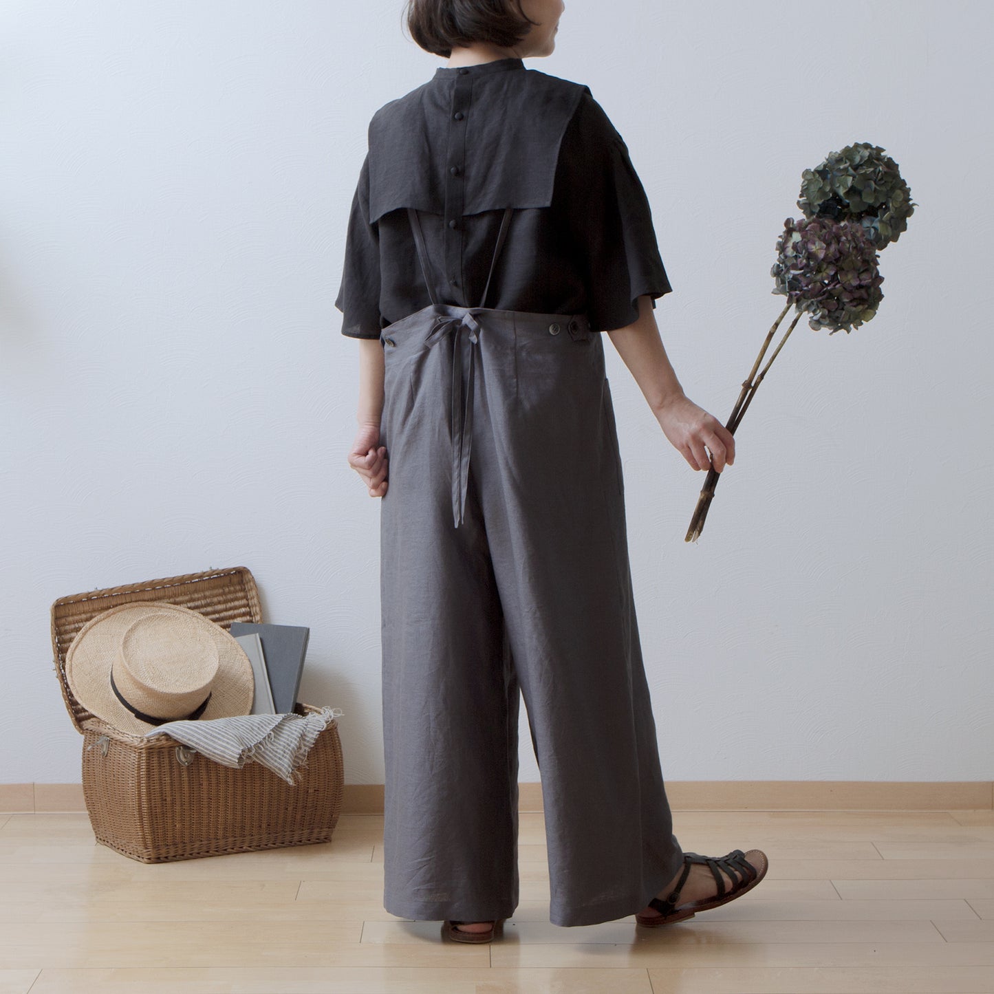 Yoke Layer Flare Half Sleeve Linen Blouse/Black