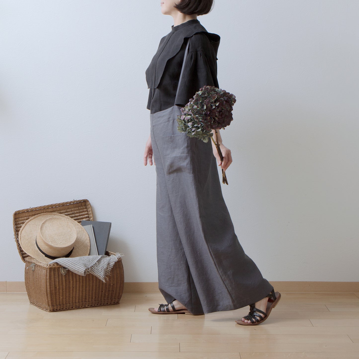 Yoke Layer Flare Half Sleeve Linen Blouse/Black