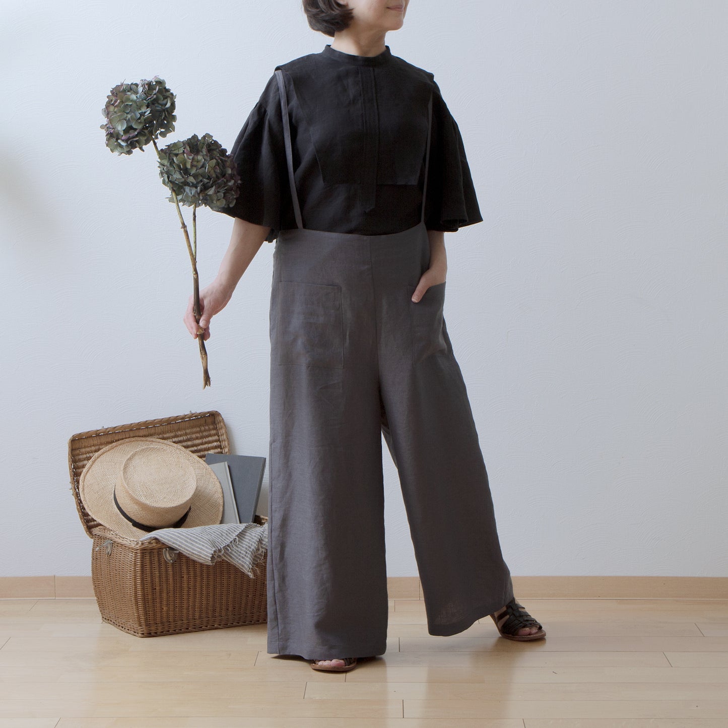 Yoke Layer Flare Half Sleeve Linen Blouse/Black