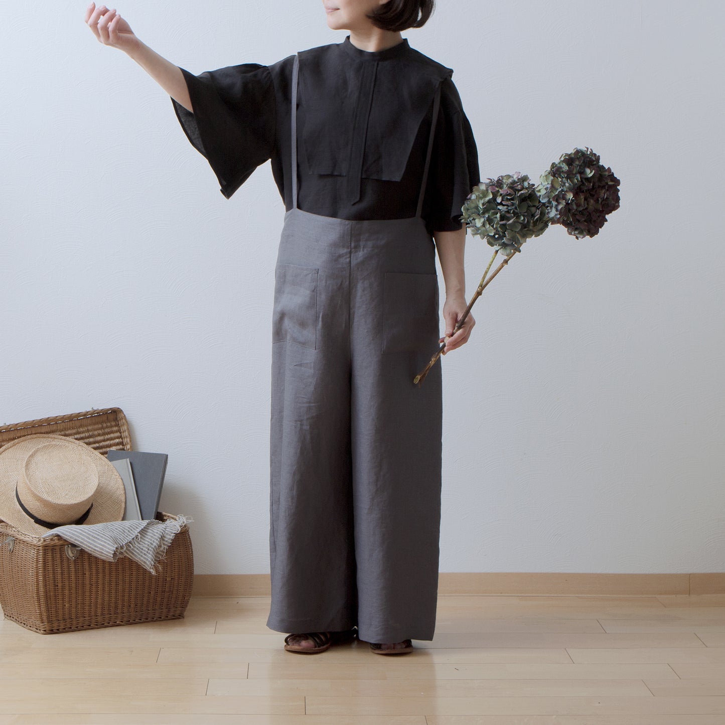 Yoke Layer Flare Half Sleeve Linen Blouse/Black