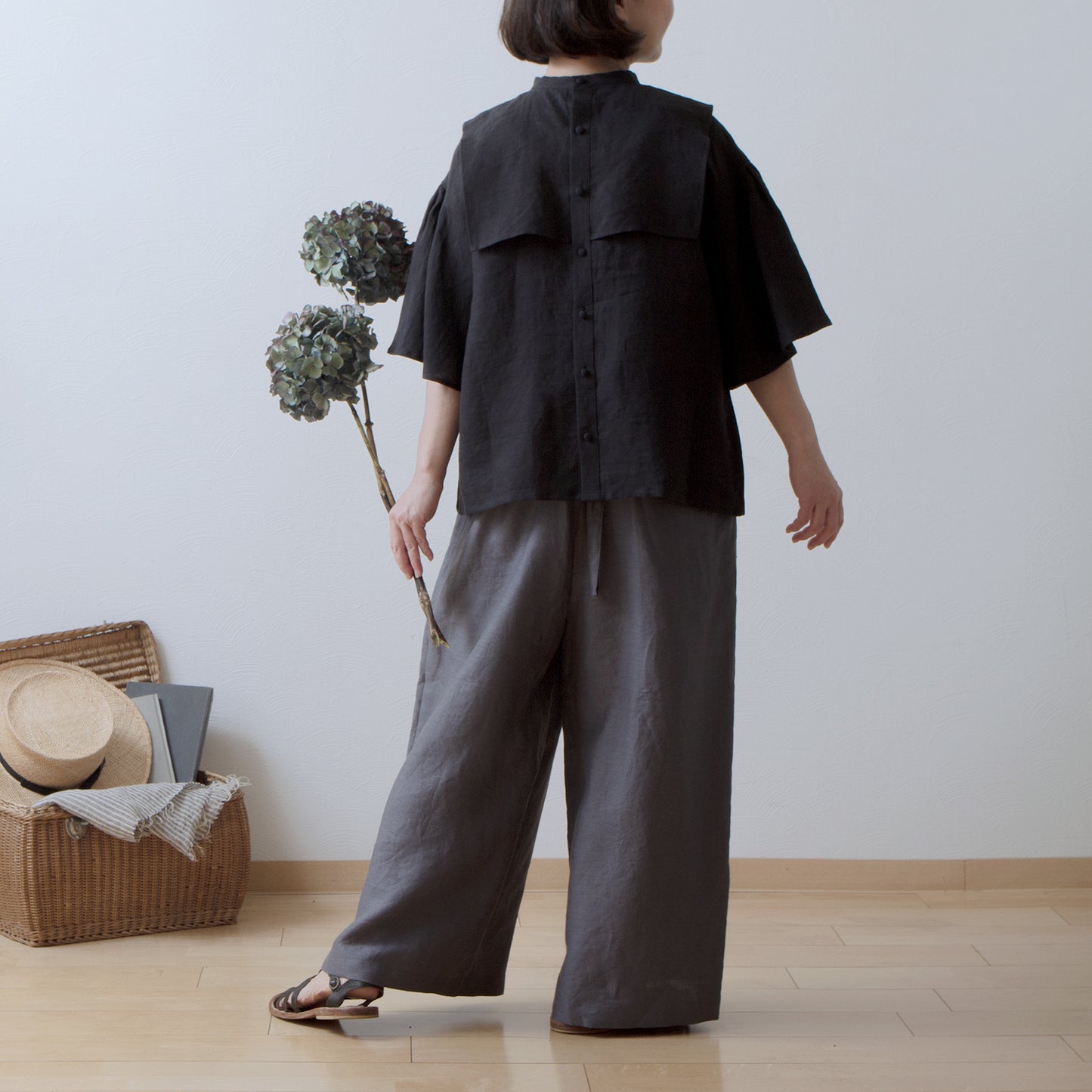 Yoke Layer Flare Half Sleeve Linen Blouse/Black