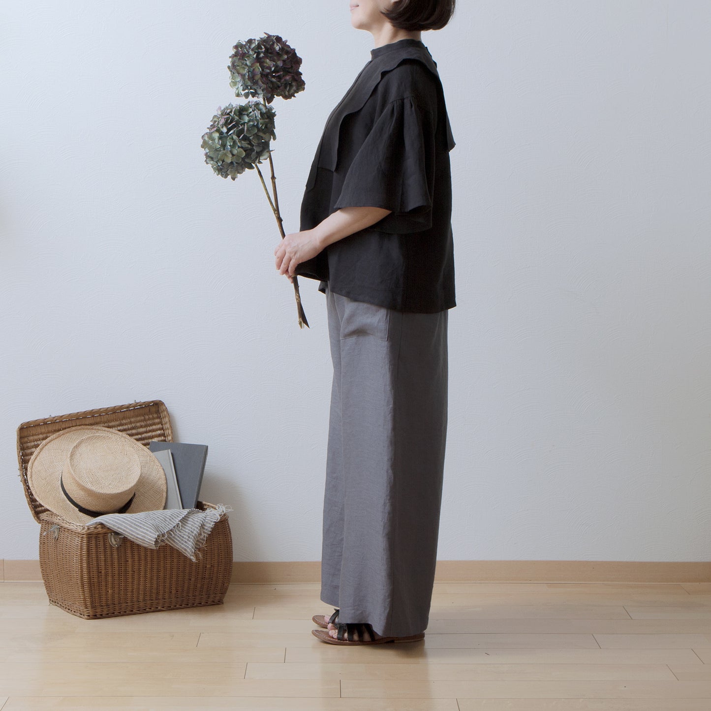 Yoke Layer Flare Half Sleeve Linen Blouse/Black