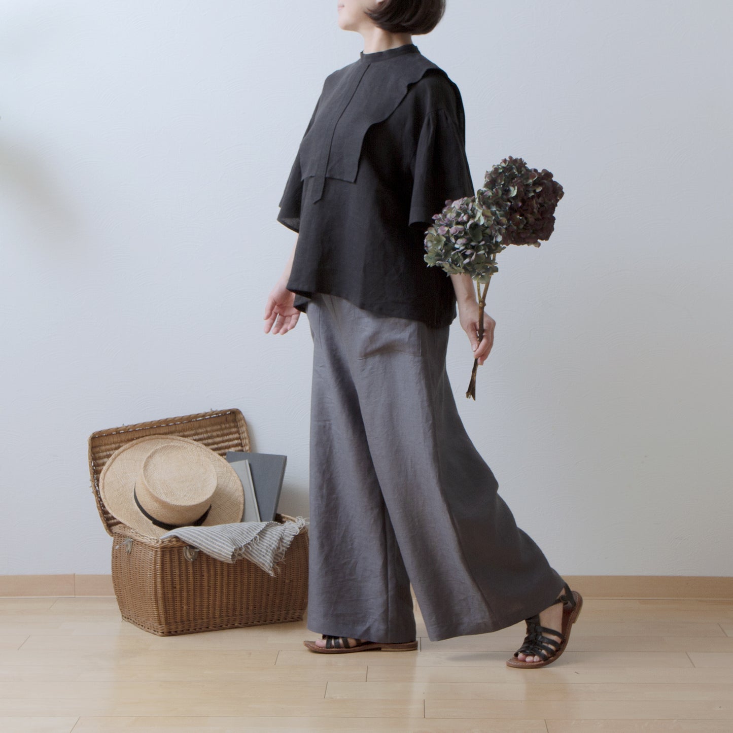 Yoke Layer Flare Half Sleeve Linen Blouse/Black