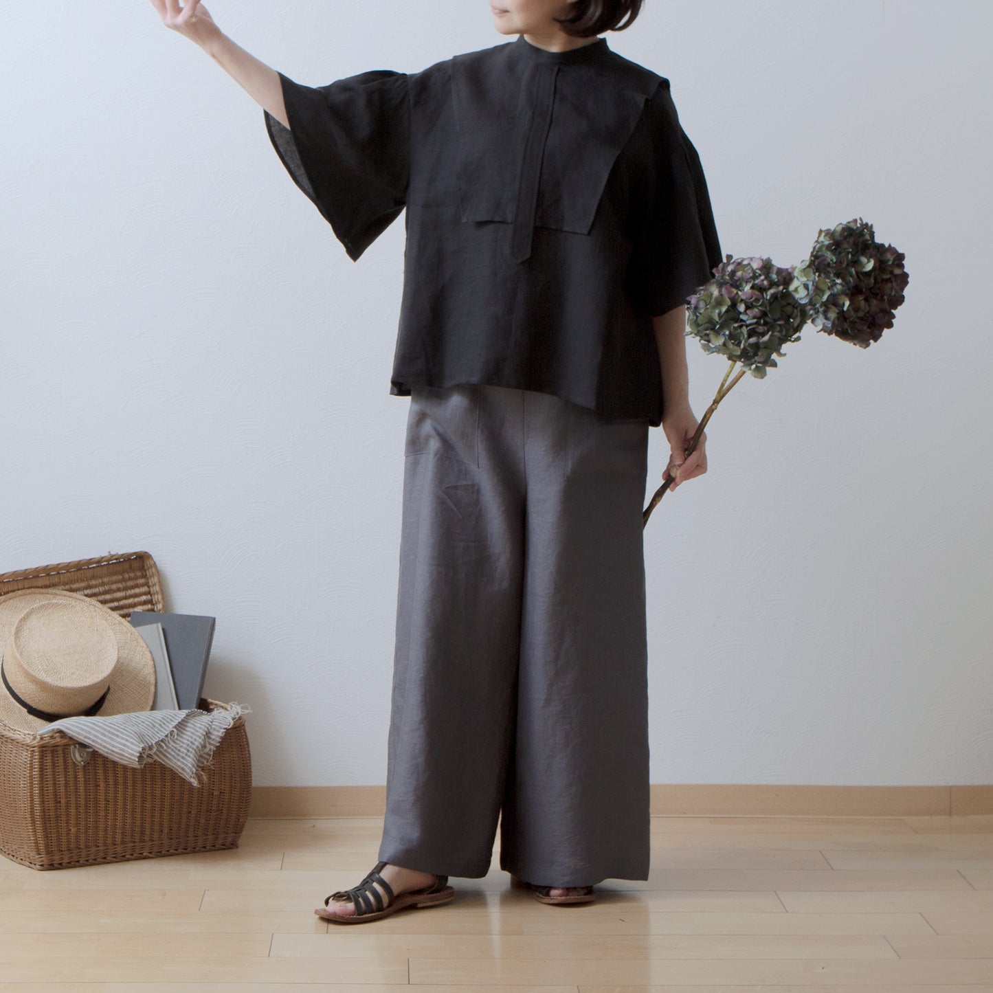 Yoke Layer Flare Half Sleeve Linen Blouse/Black