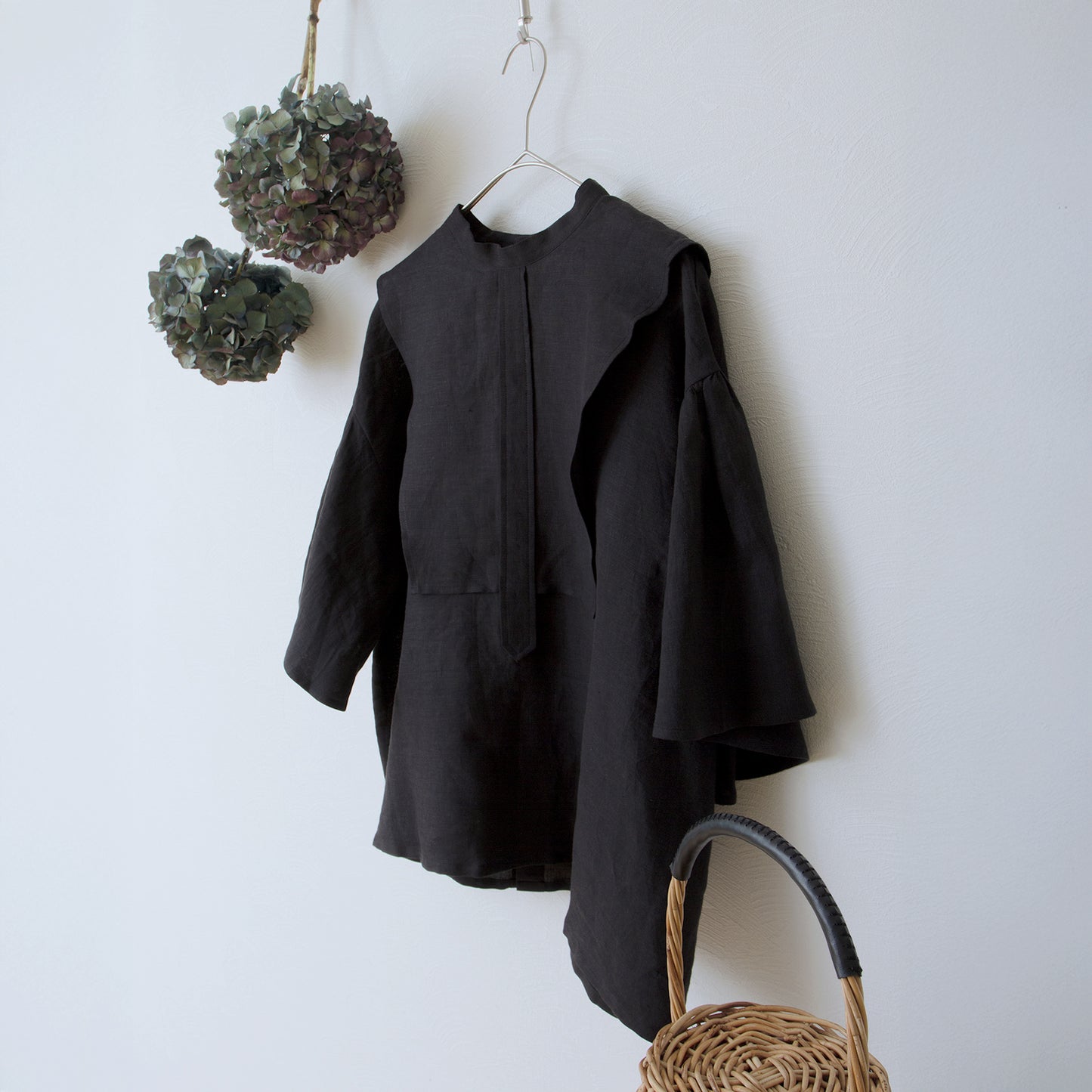 Yoke Layer Flare Half Sleeve Linen Blouse/Black
