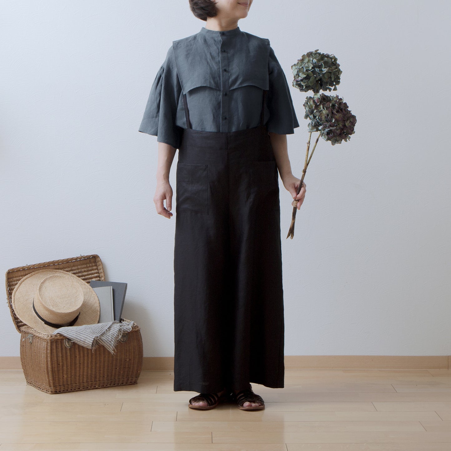 Yoke layer flare half sleeve linen blouse/gray