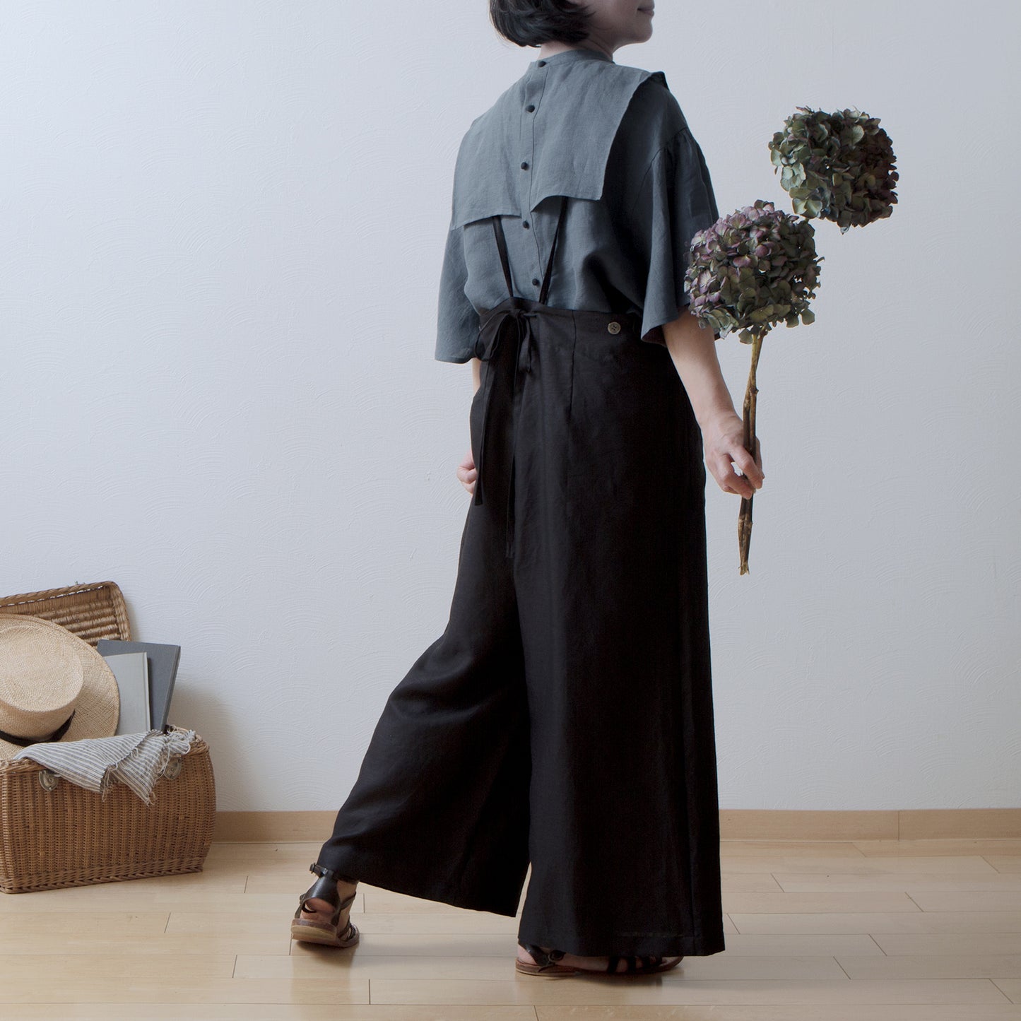 Yoke layer flare half sleeve linen blouse/gray