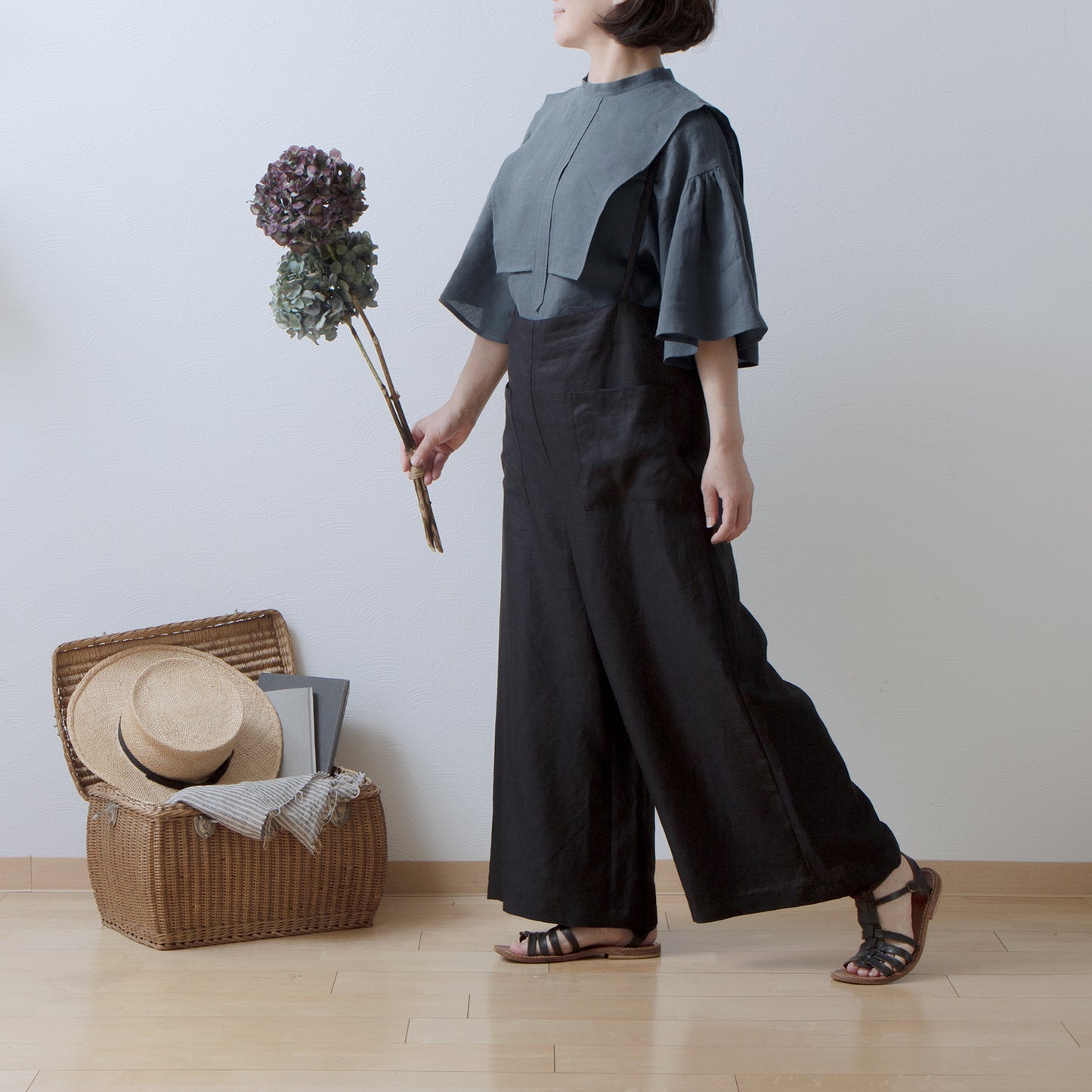 Yoke layer flare half sleeve linen blouse/gray