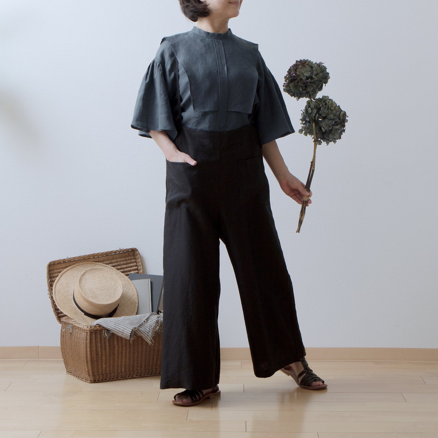 Yoke layer flare half sleeve linen blouse/gray