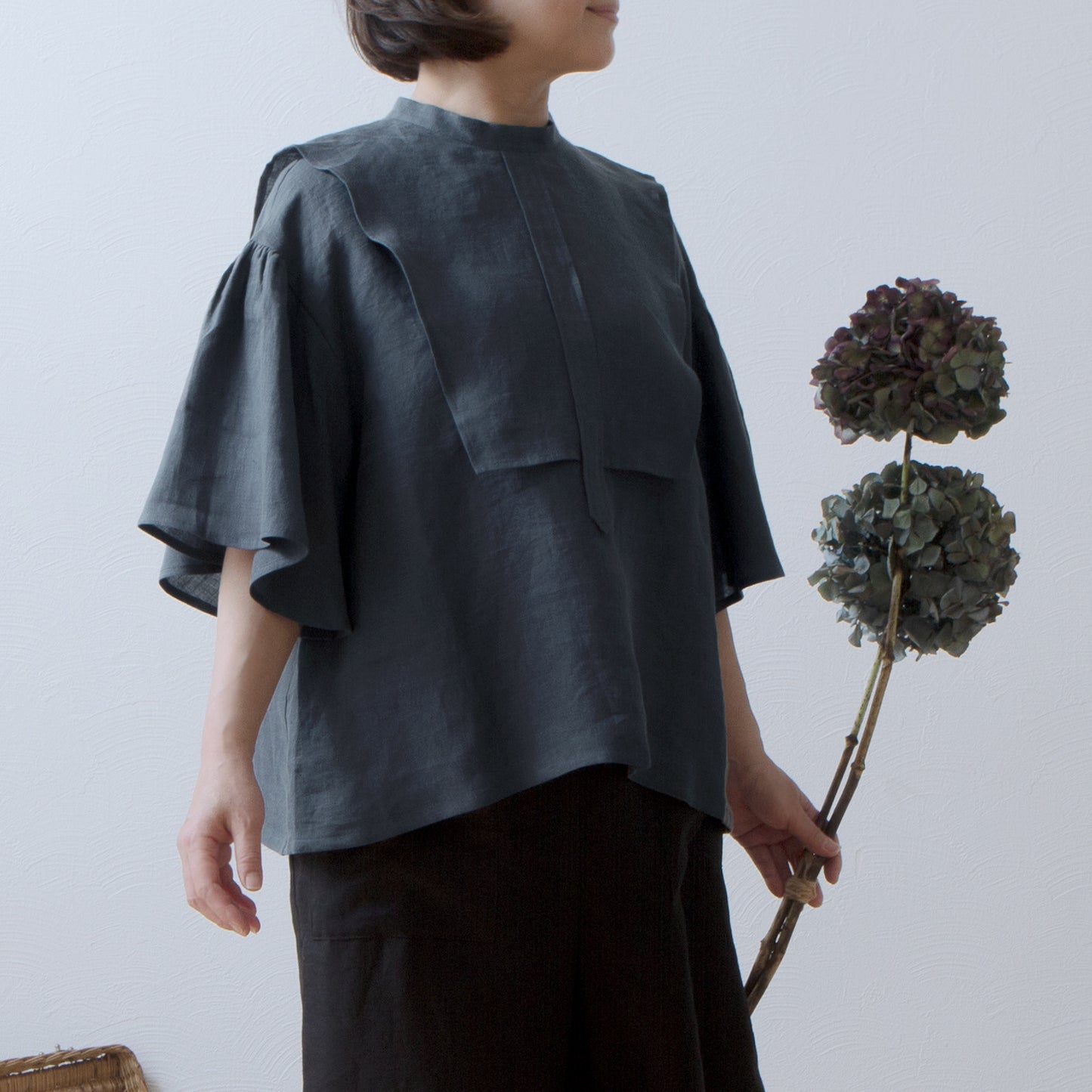 Yoke layer flare half sleeve linen blouse/gray
