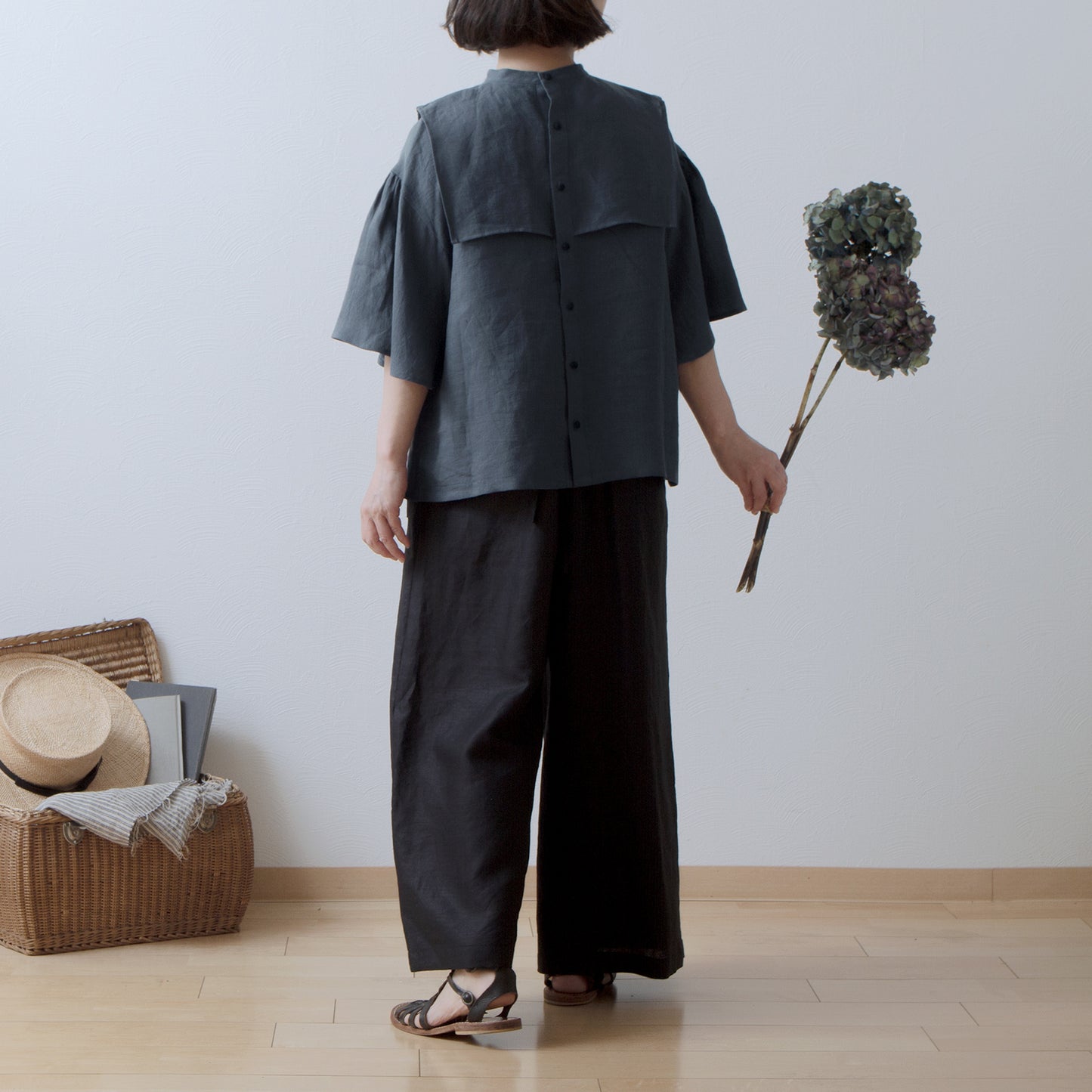 Yoke layer flare half sleeve linen blouse/gray