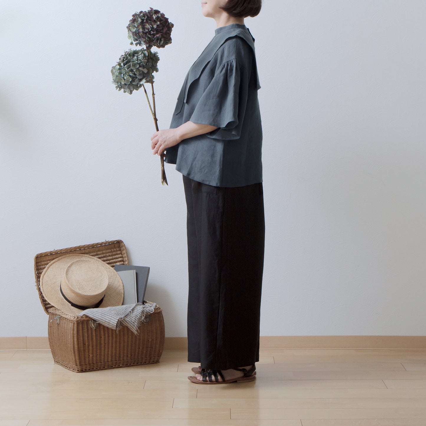 Yoke layer flare half sleeve linen blouse/gray
