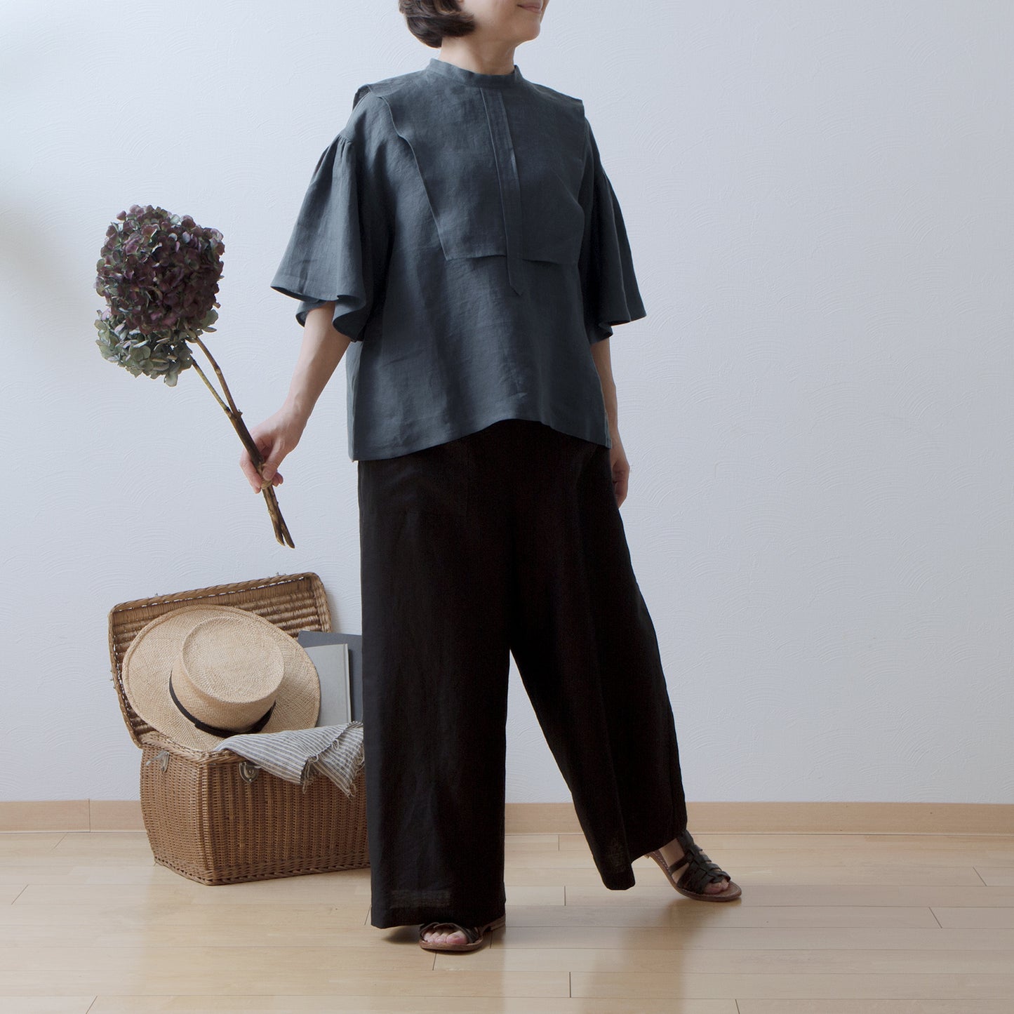 Yoke layer flare half sleeve linen blouse/gray