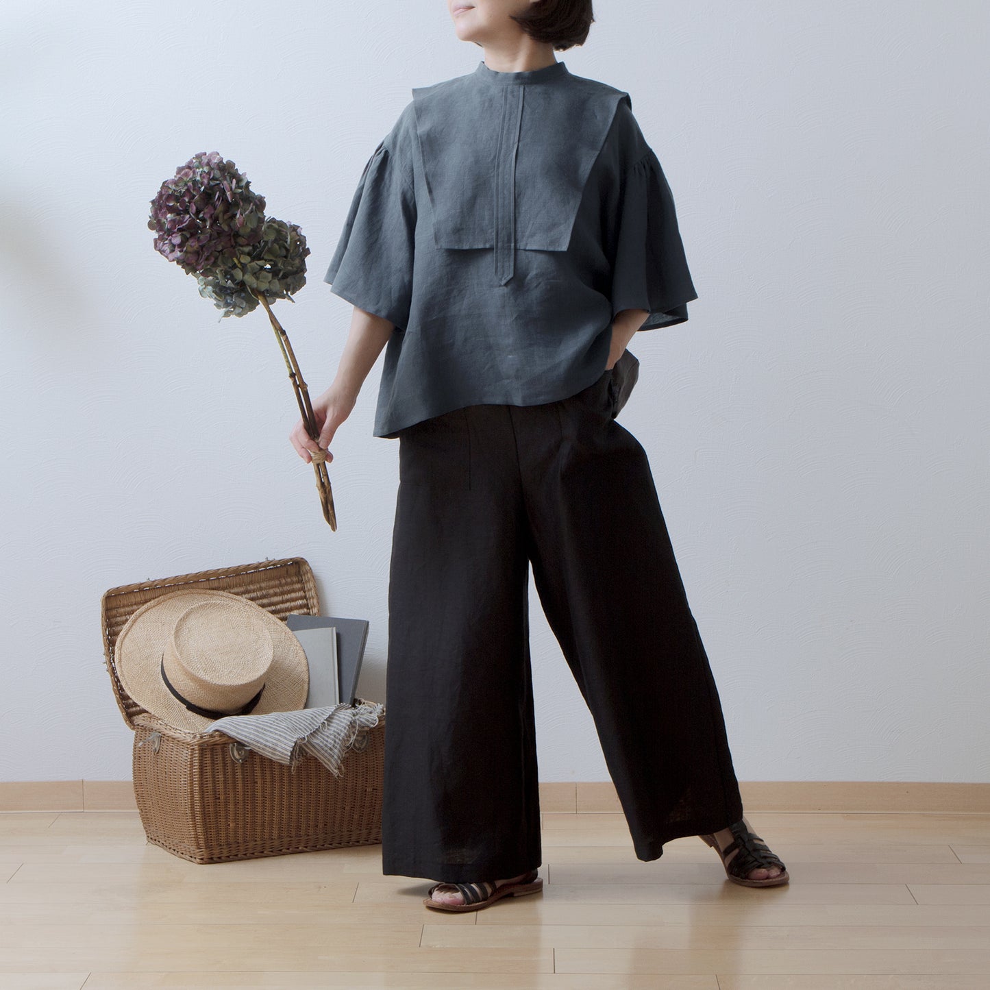 Yoke layer flare half sleeve linen blouse/gray