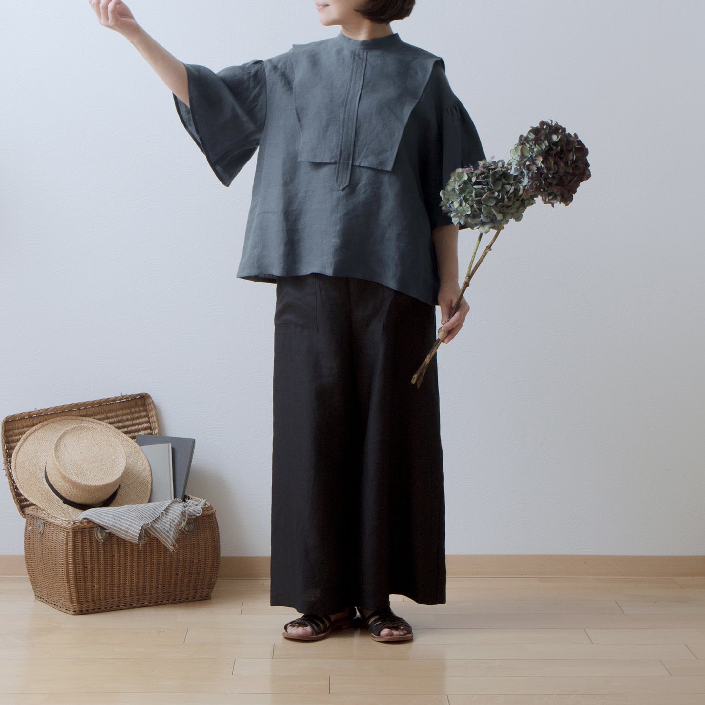 Yoke layer flare half sleeve linen blouse/gray