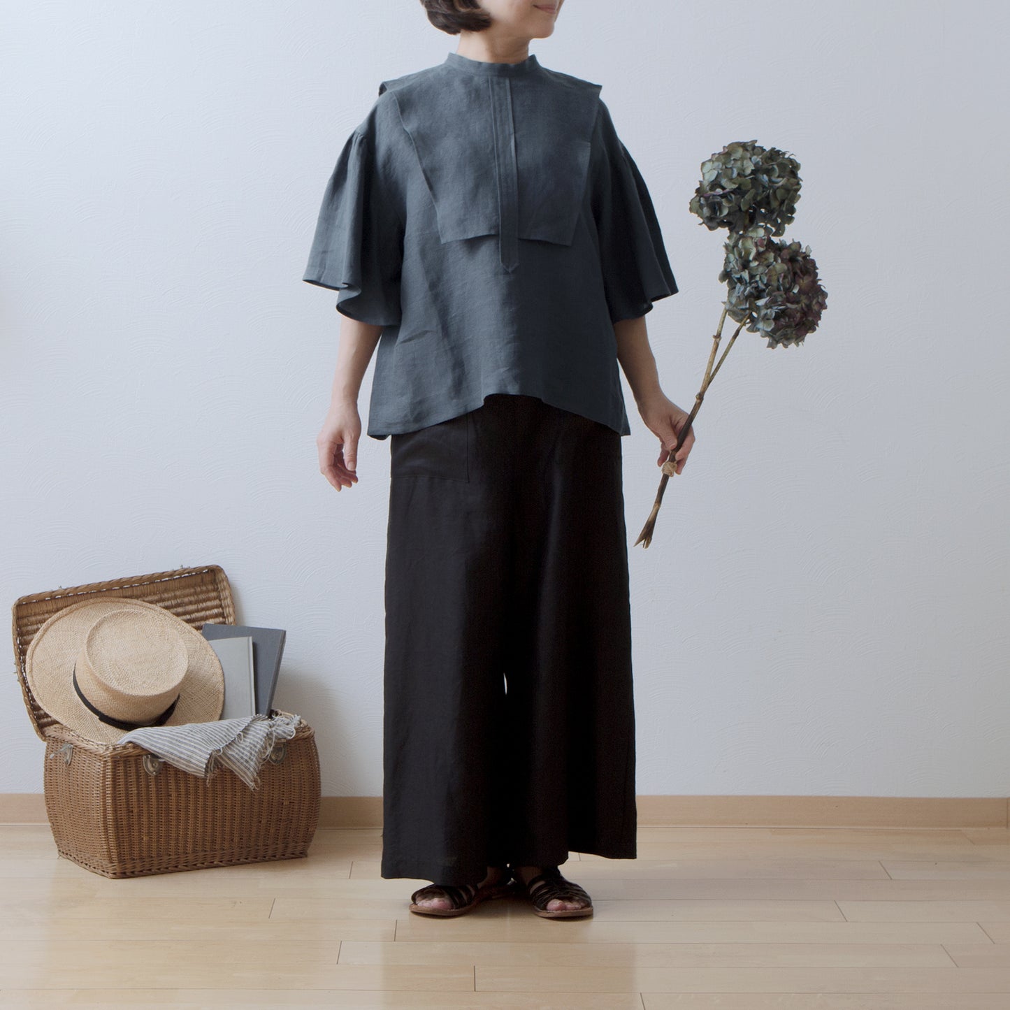 Yoke layer flare half sleeve linen blouse/gray