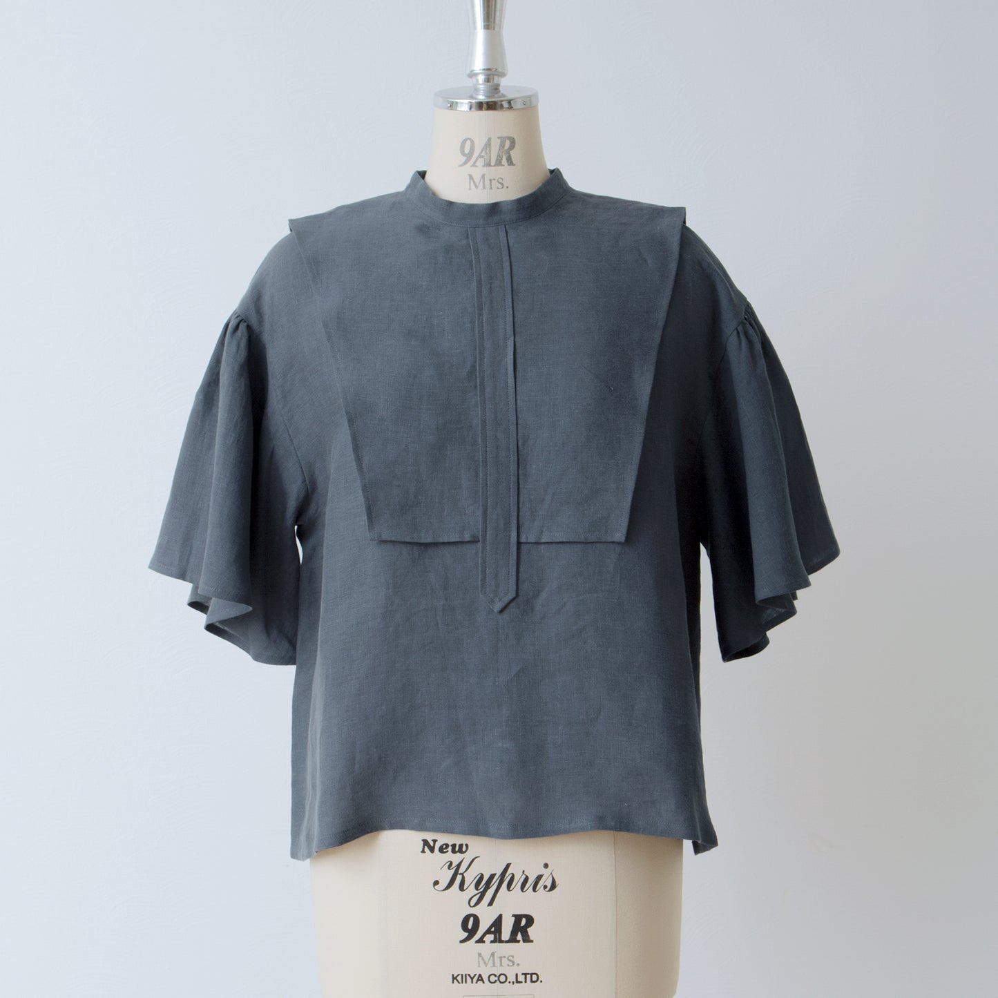 Yoke layer flare half sleeve linen blouse/gray