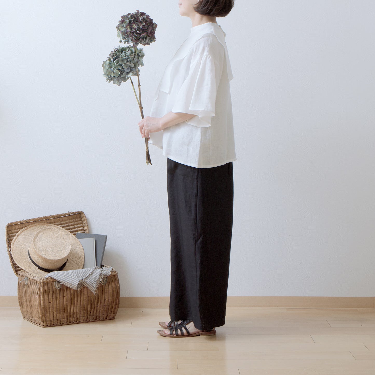 Yoke layer flare half sleeve linen blouse/off white