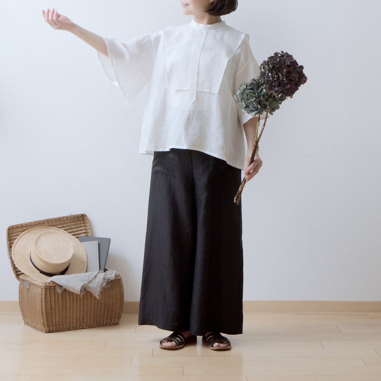 Yoke layer flare half sleeve linen blouse/off white