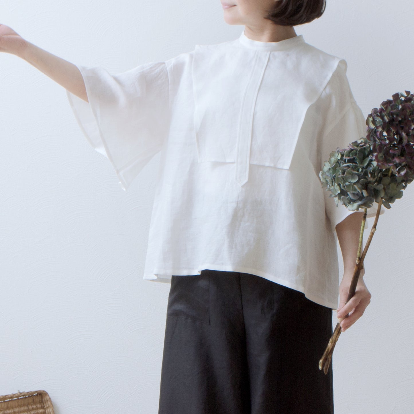 Yoke layer flare half sleeve linen blouse/off white