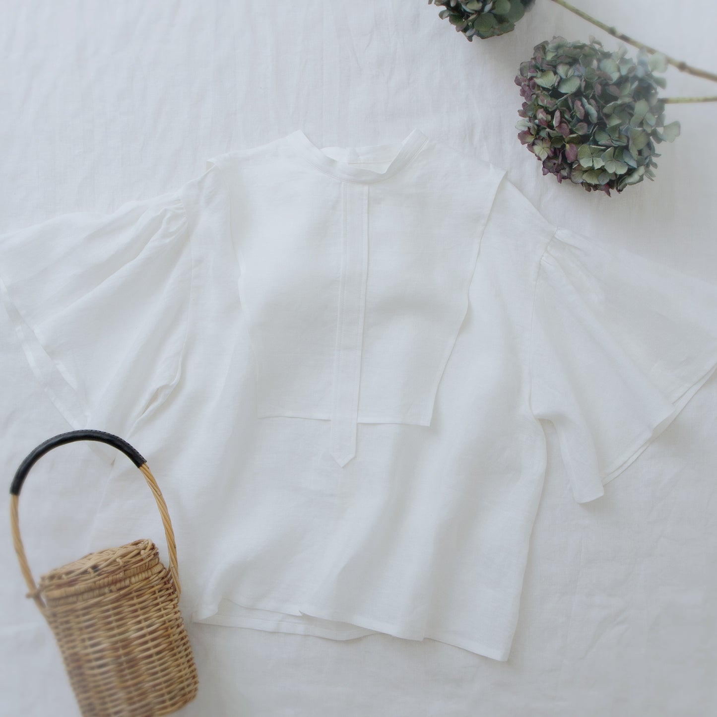 Yoke layer flare half sleeve linen blouse/off white