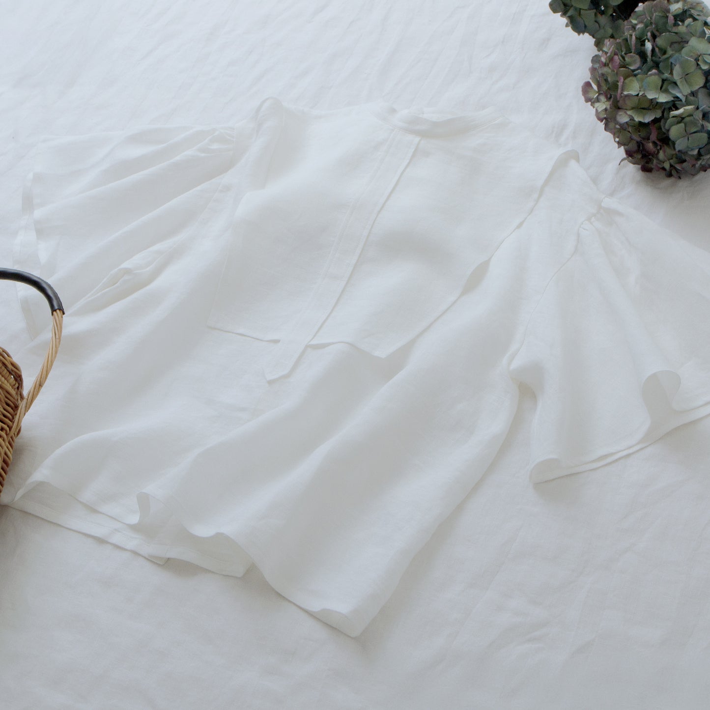 Yoke layer flare half sleeve linen blouse/off white