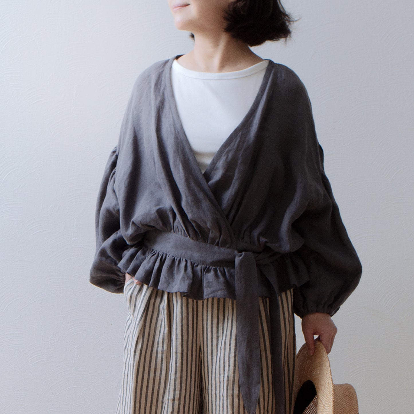 Cache-coeur 荷葉邊亞麻短上衣/灰色