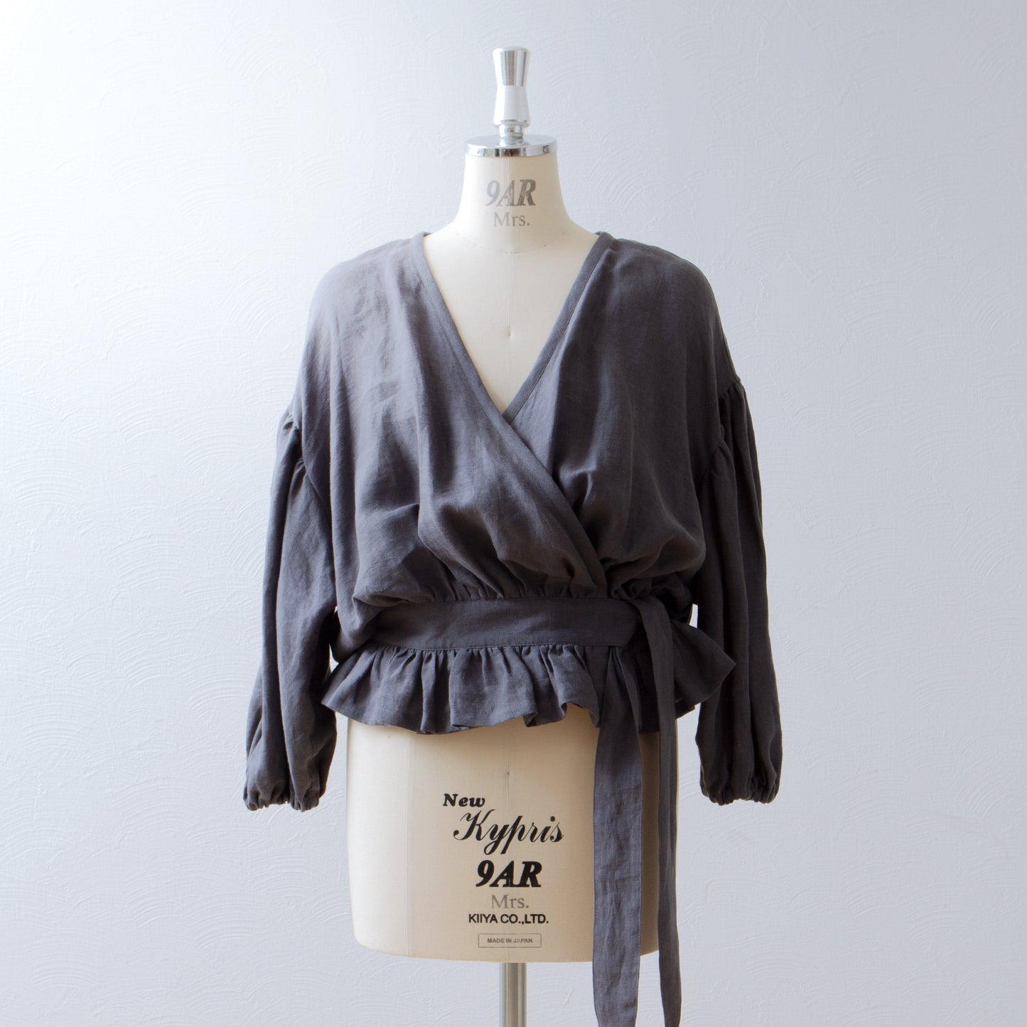 Cache-coeur 荷葉邊亞麻短上衣/灰色