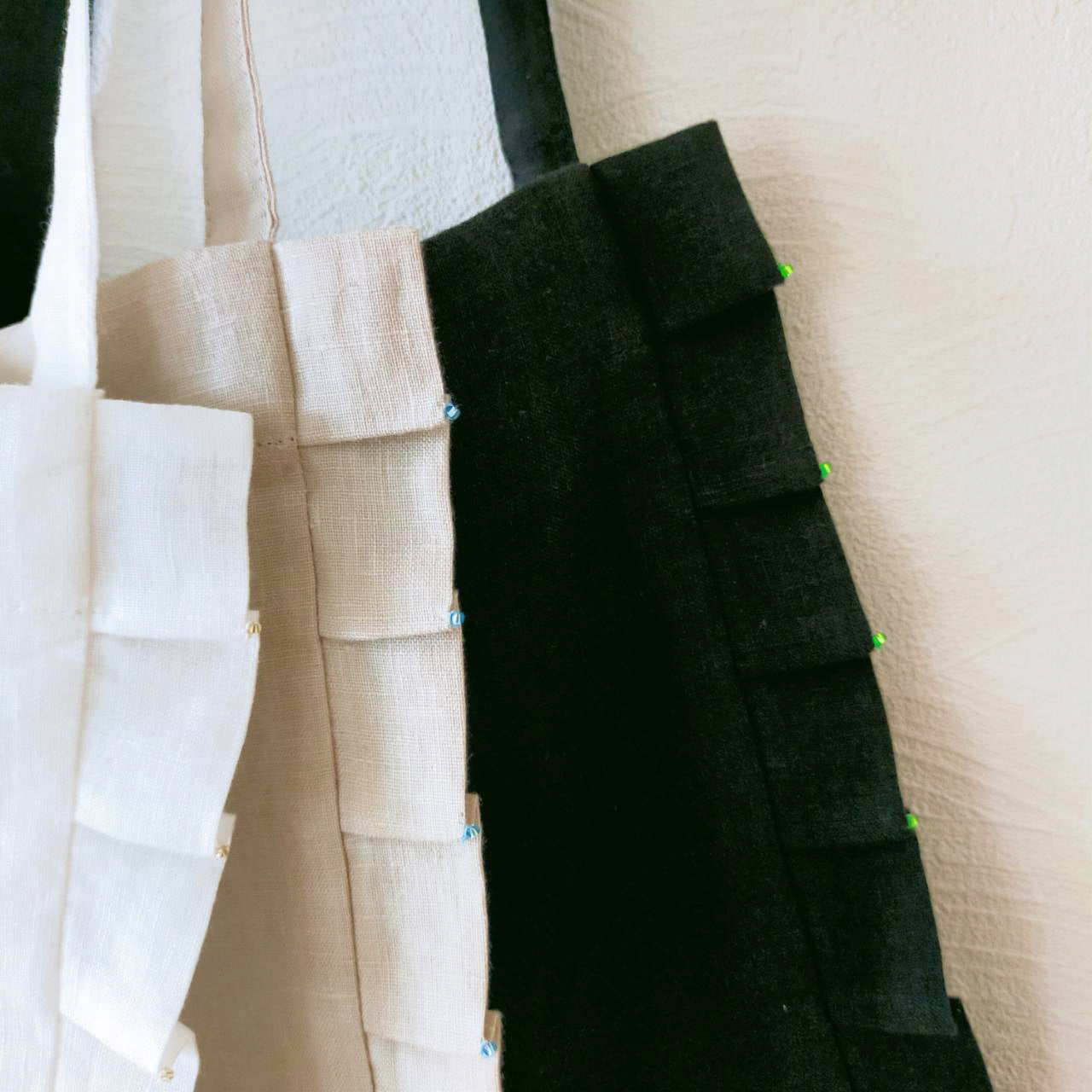Linen pochette with tuck frills and beads
