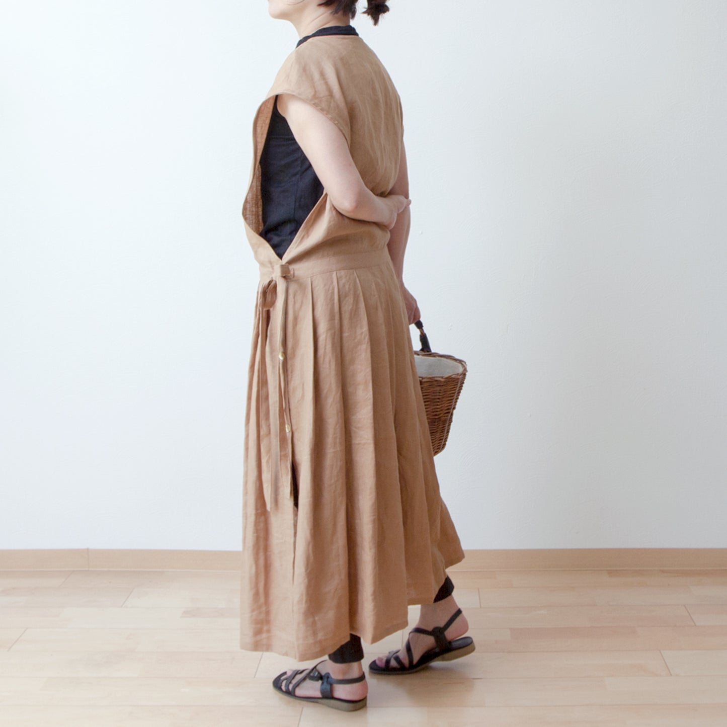 成熟而少女的側開式圍裙連身裙,採用亞麻/米色的 cache-coeur 設計