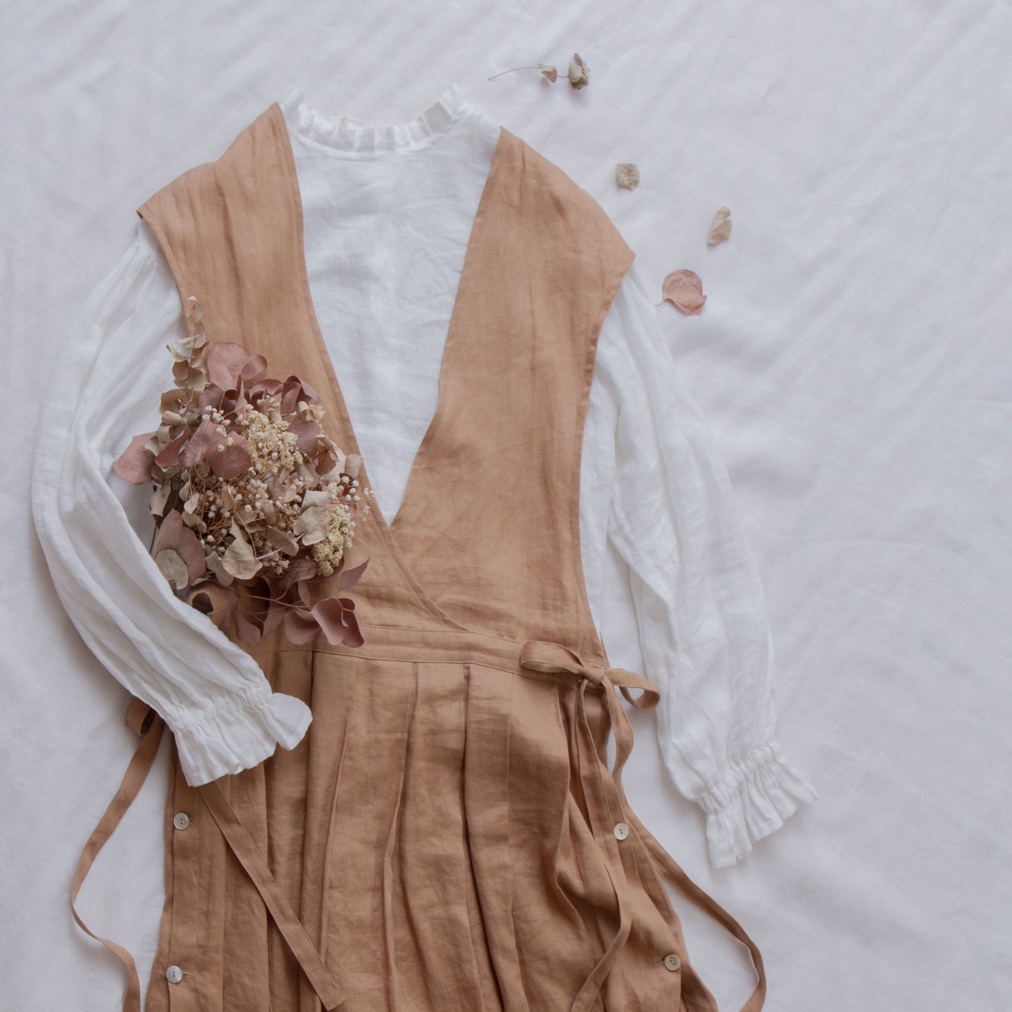 成熟而少女的側開式圍裙連身裙,採用亞麻/米色的 cache-coeur 設計