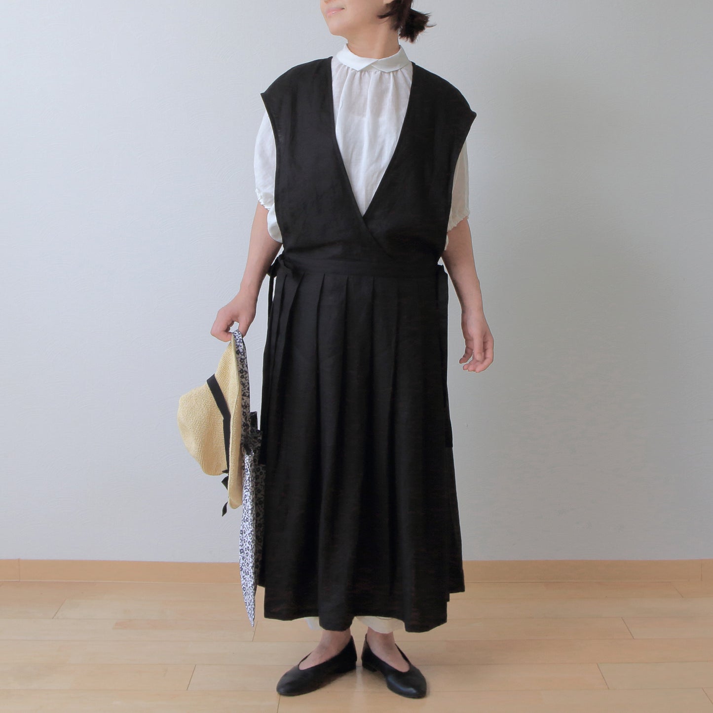 French linen blouse with voluminous sleeves and covered buttons on the back for a mature and cute look / half-sleeve / white