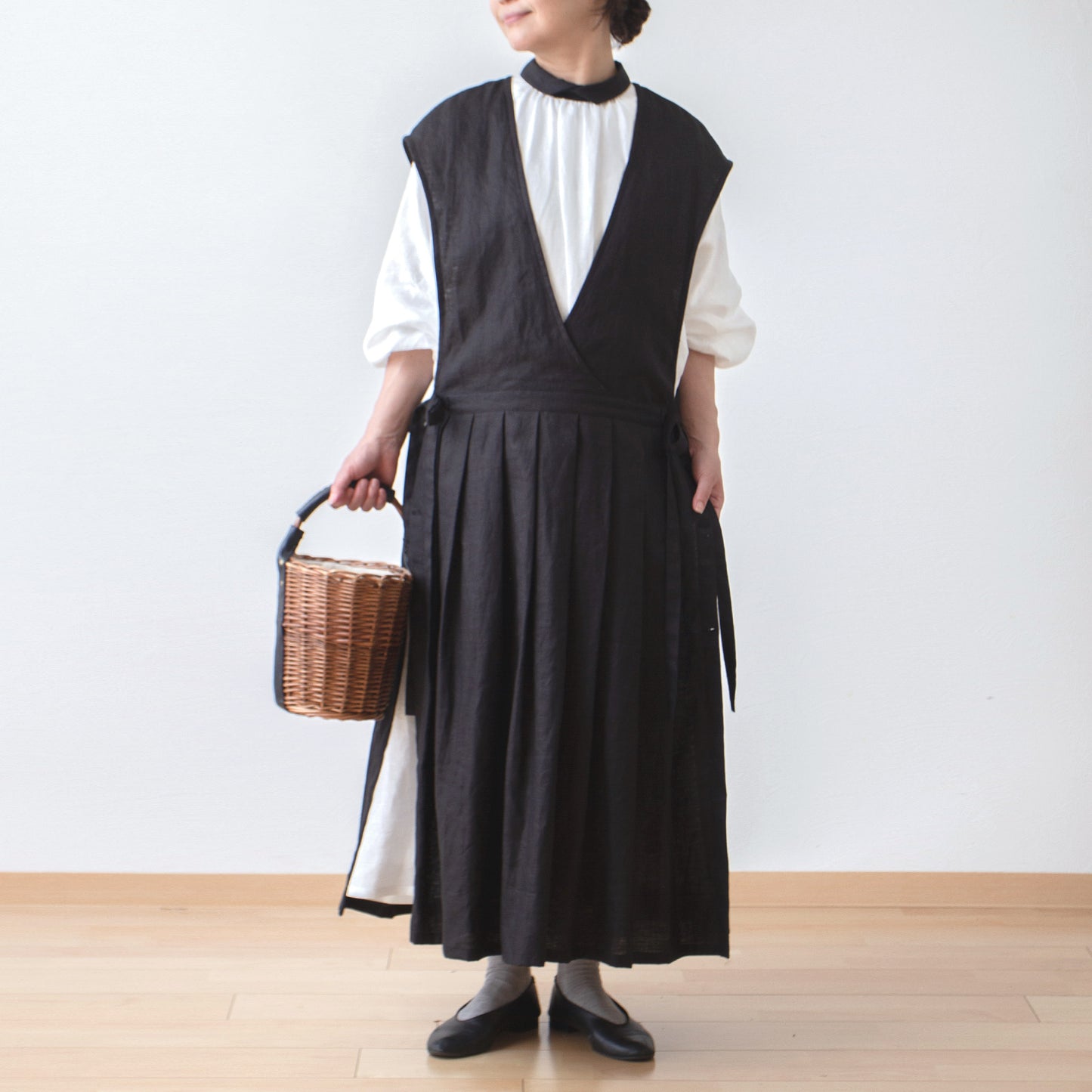 *Featured in the magazine NatuRila*Adult girly apron cache-coeur dress - French linen/black
