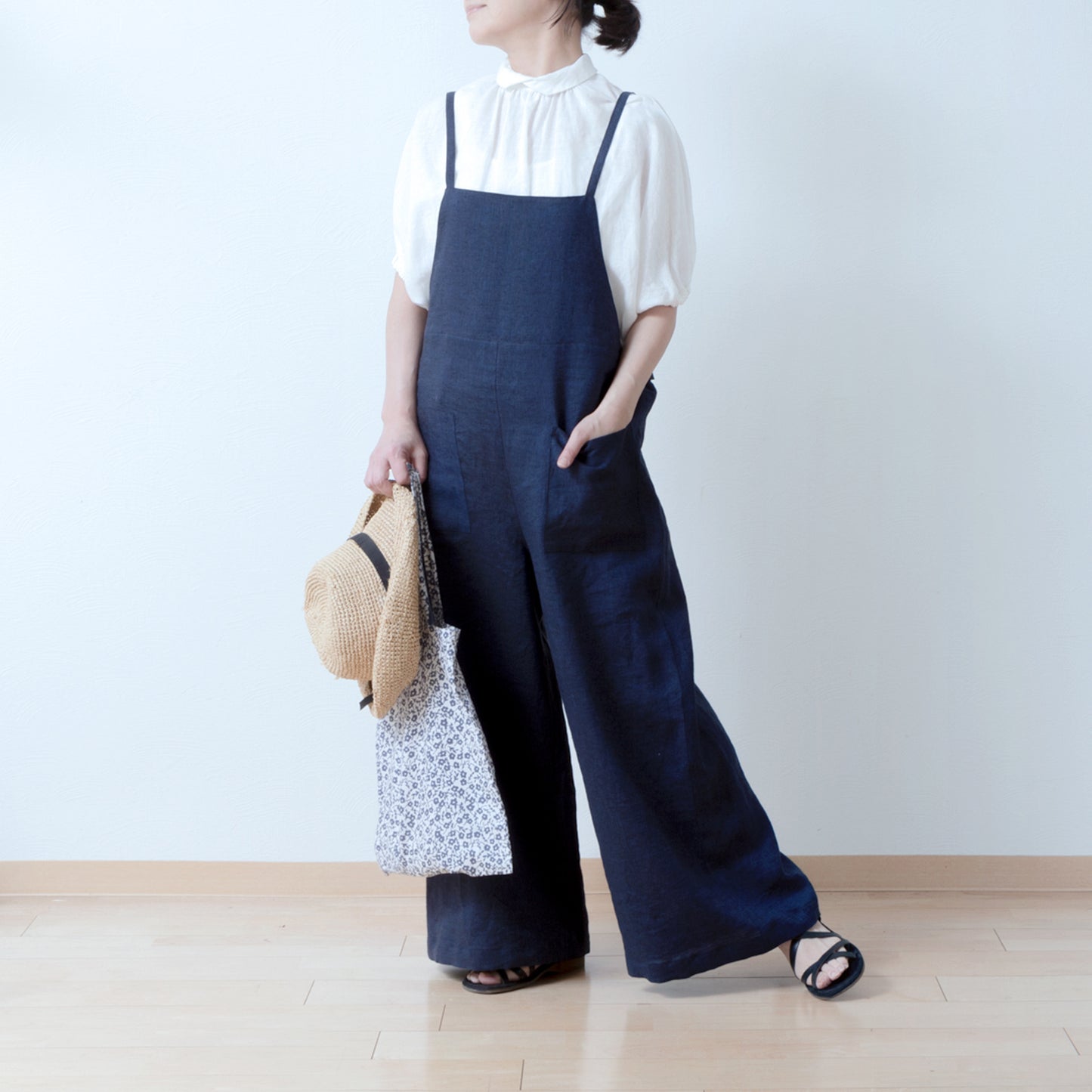 French linen blouse with voluminous sleeves and covered buttons on the back for a mature and cute look / half-sleeve / white
