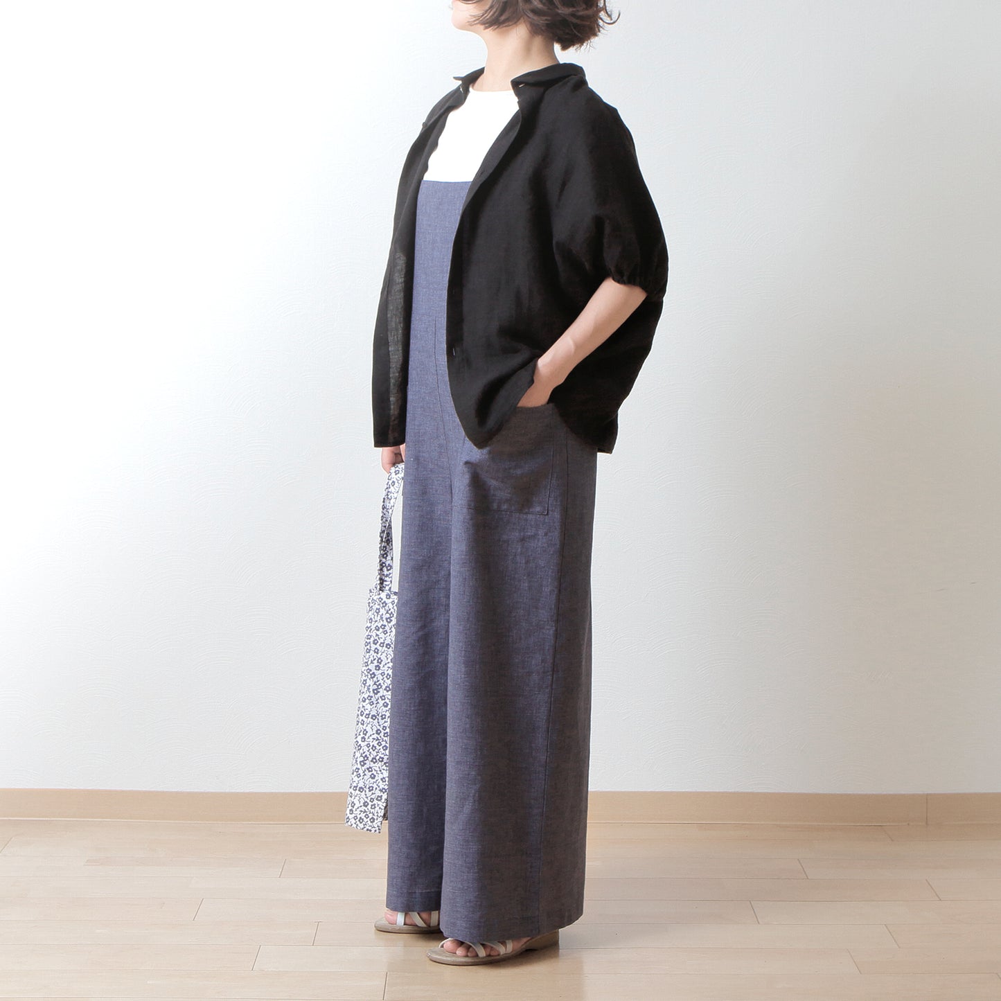 A sophisticated and cute clerical collar with back covered buttons and voluminous sleeves. French linen blouse with half-length sleeves/black