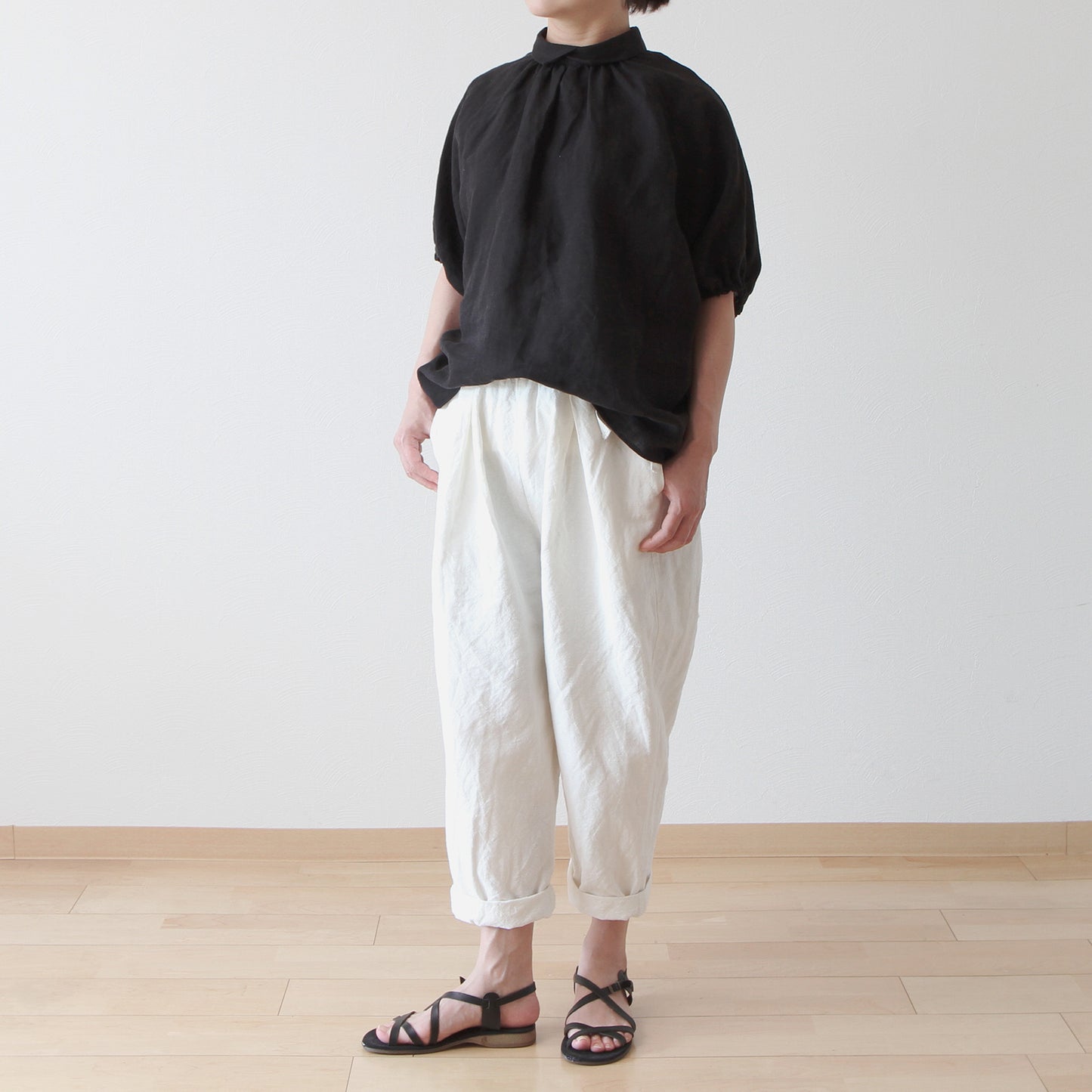 A sophisticated and cute clerical collar with back covered buttons and voluminous sleeves. French linen blouse with half-length sleeves/black