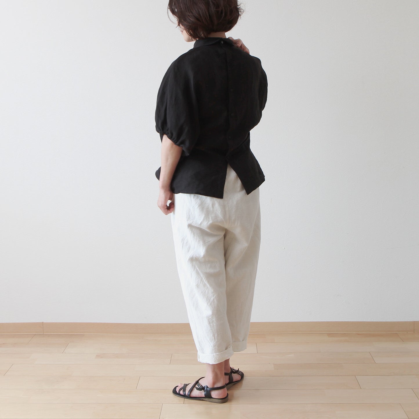 A sophisticated and cute clerical collar with back covered buttons and voluminous sleeves. French linen blouse with half-length sleeves/black