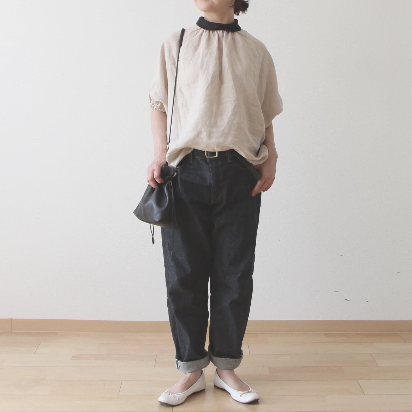 Clerical collar is elegant and cute for adults. Back covered button, voluminous sleeve French linen blouse, half sleeve / beige clerical
