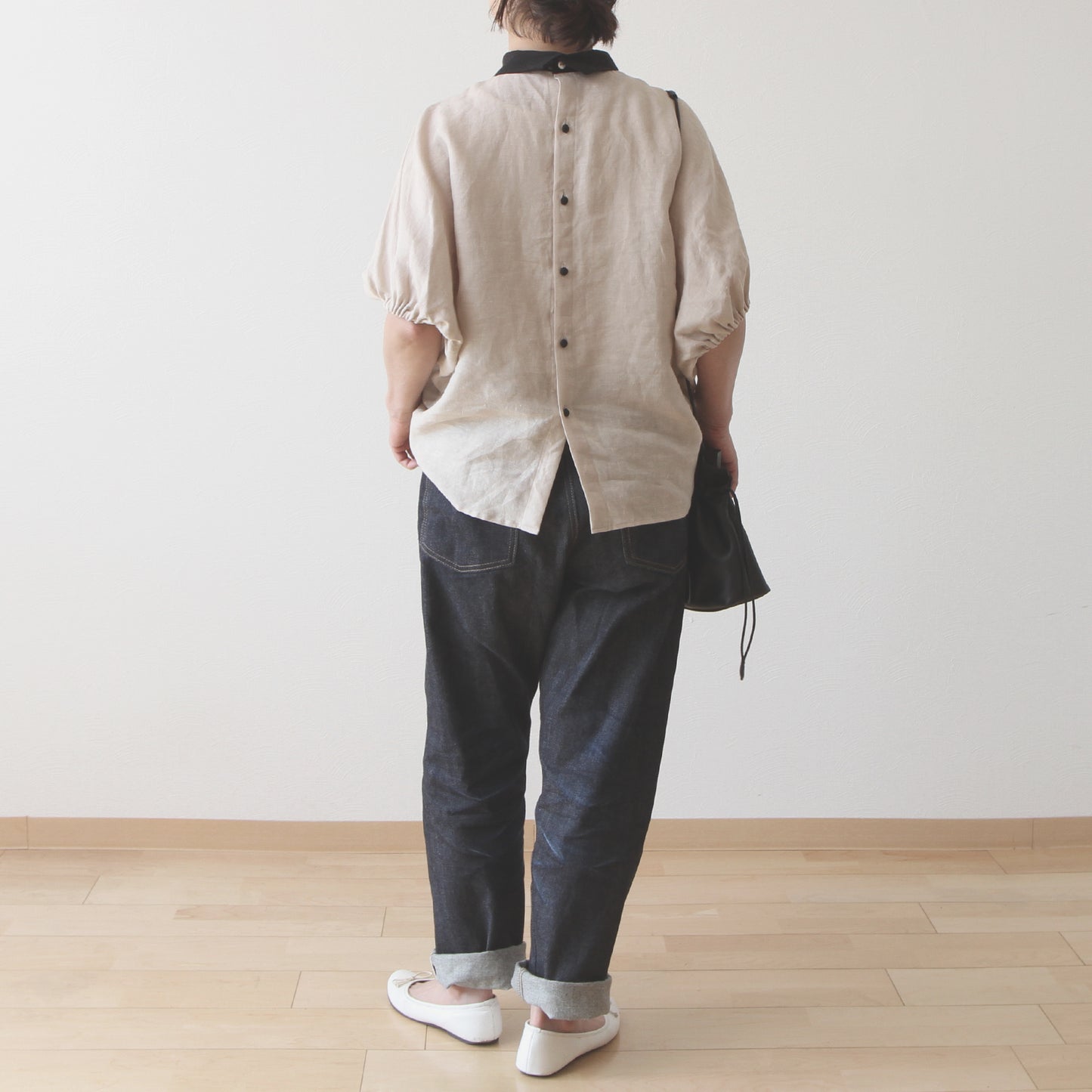 Clerical collar is elegant and cute for adults. Back covered button, voluminous sleeve French linen blouse, half sleeve / beige clerical