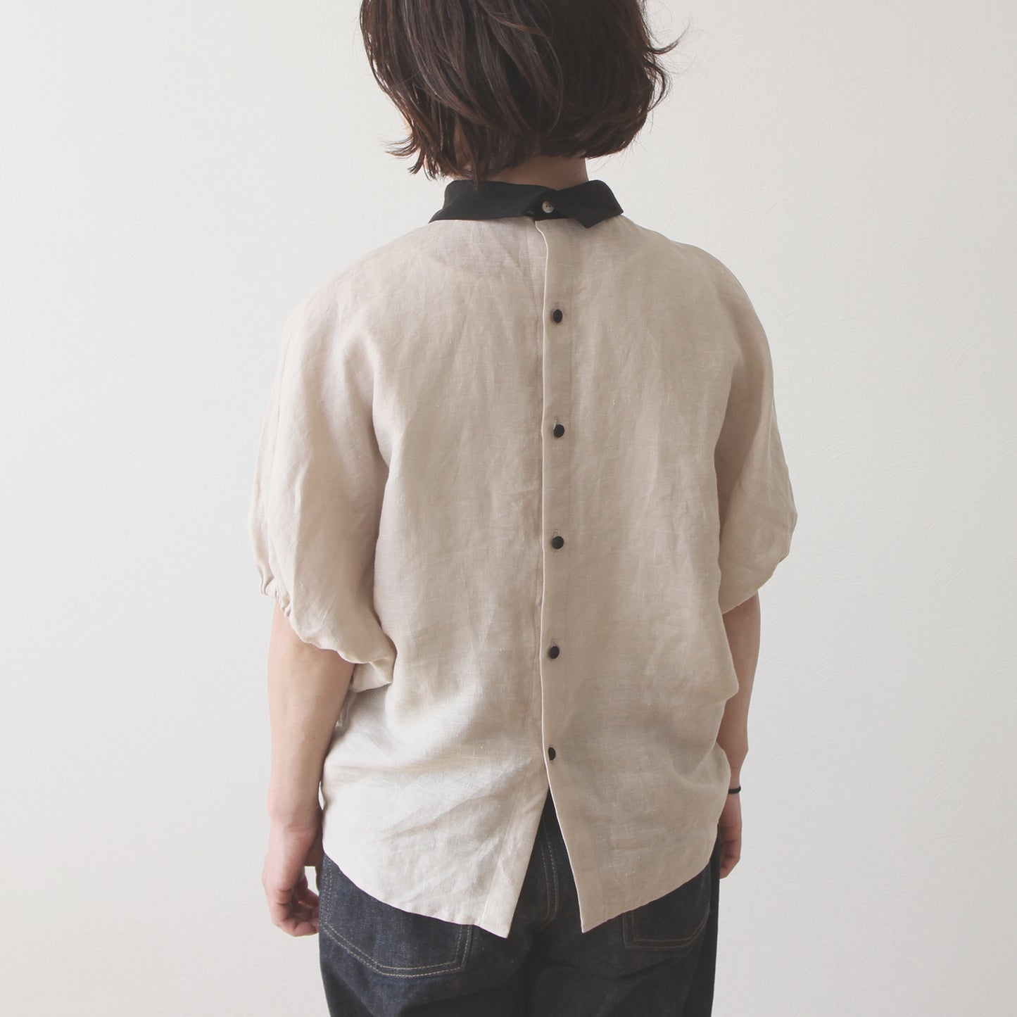 Clerical collar is elegant and cute for adults. Back covered button, voluminous sleeve French linen blouse, half sleeve / beige clerical