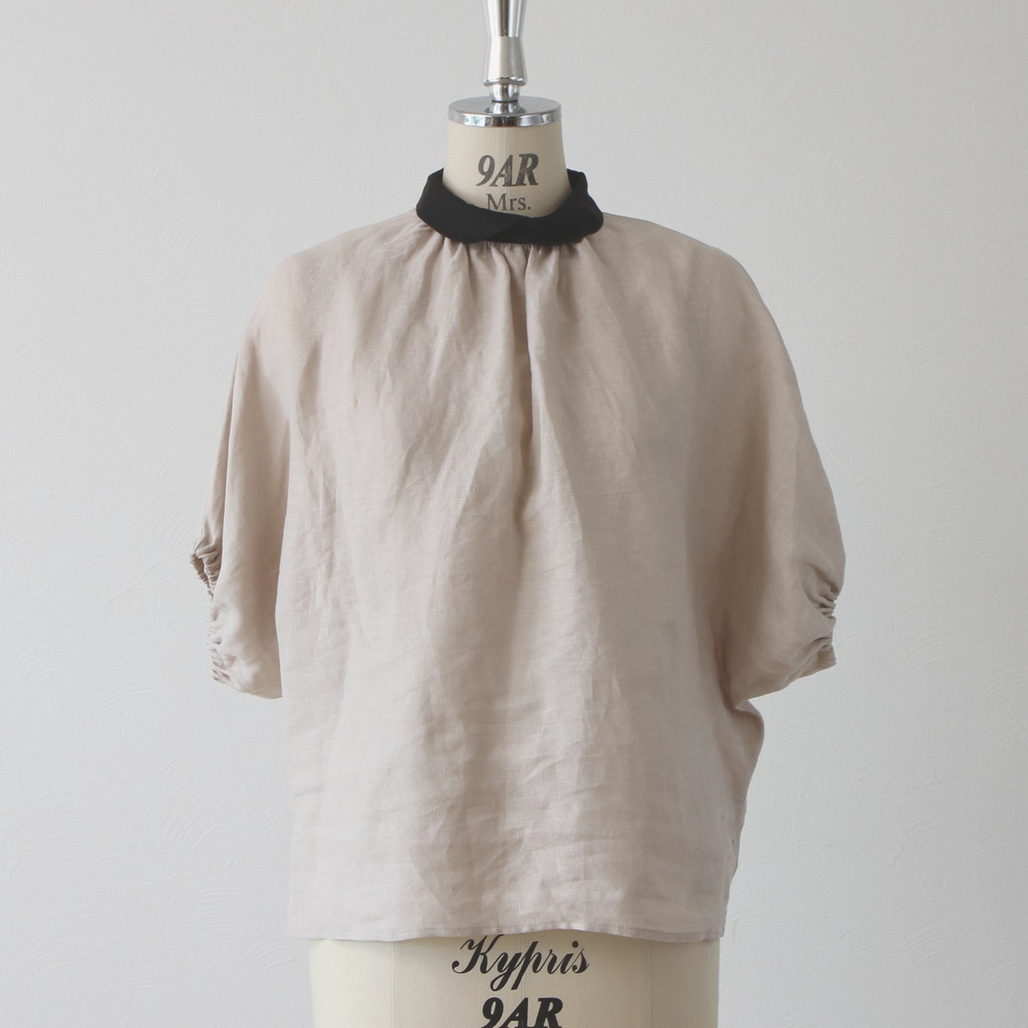Clerical collar is elegant and cute for adults. Back covered button, voluminous sleeve French linen blouse, half sleeve / beige clerical