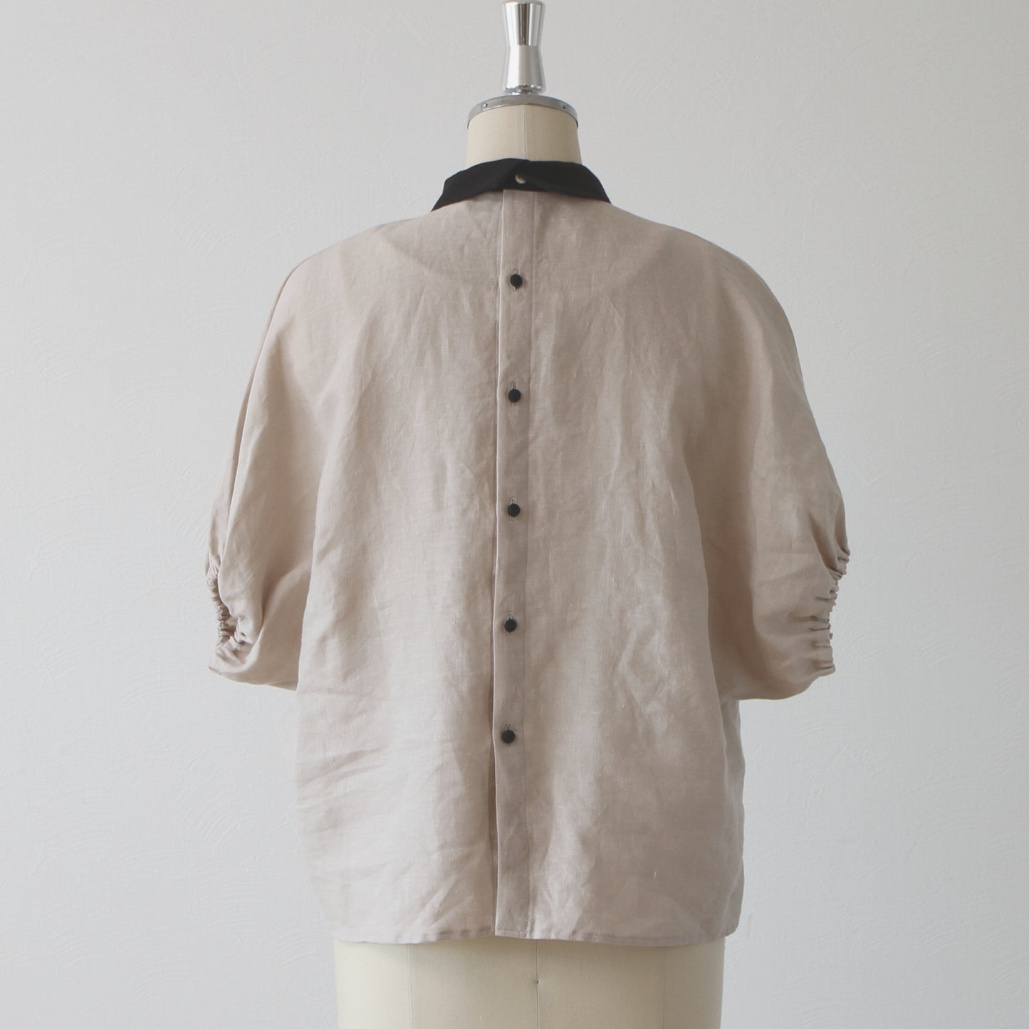 Clerical collar is elegant and cute for adults. Back covered button, voluminous sleeve French linen blouse, half sleeve / beige clerical