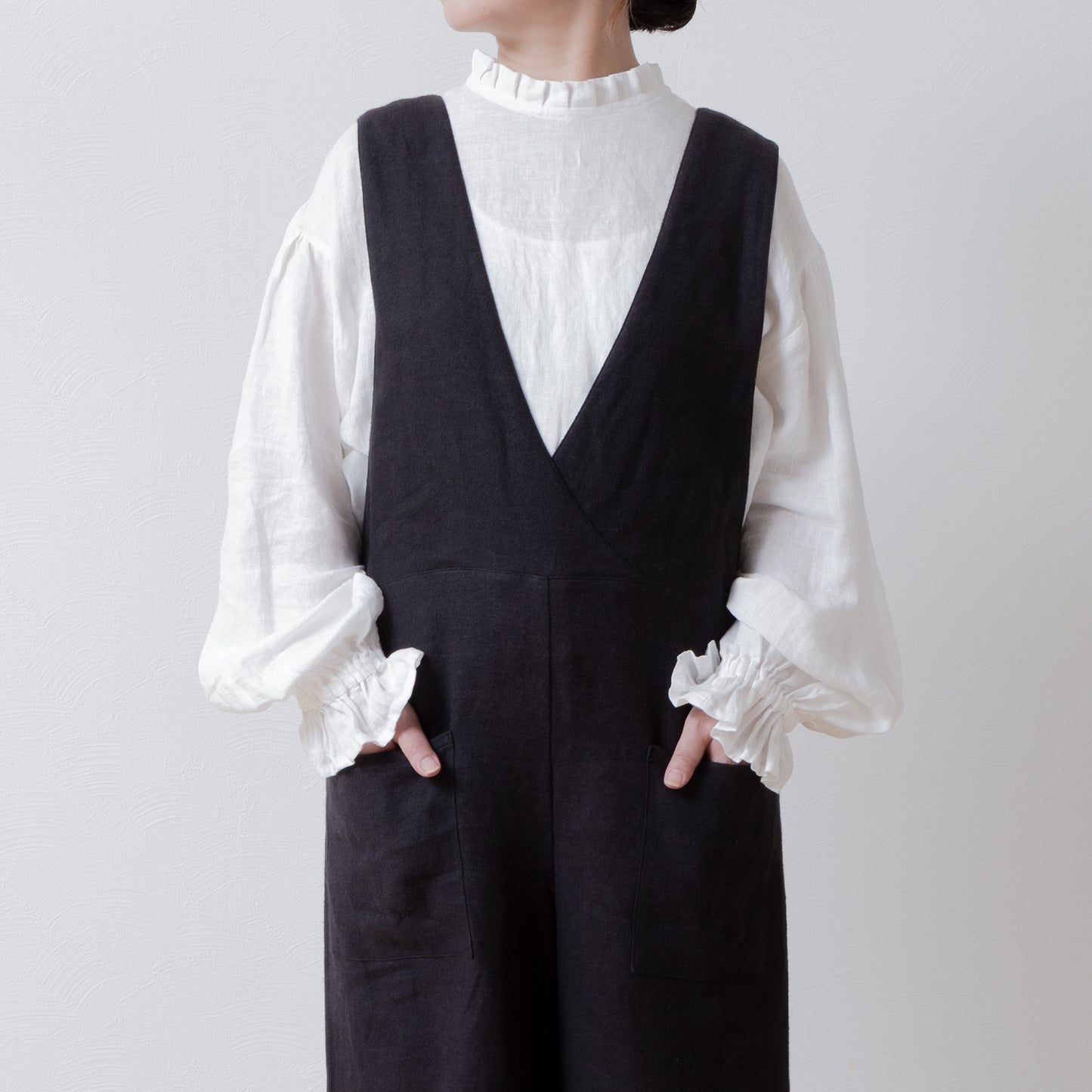 優雅的褶邊領 * 非常適合春季儀式 * 後蓋紐扣褶皺袖亞麻襯衫/米白色