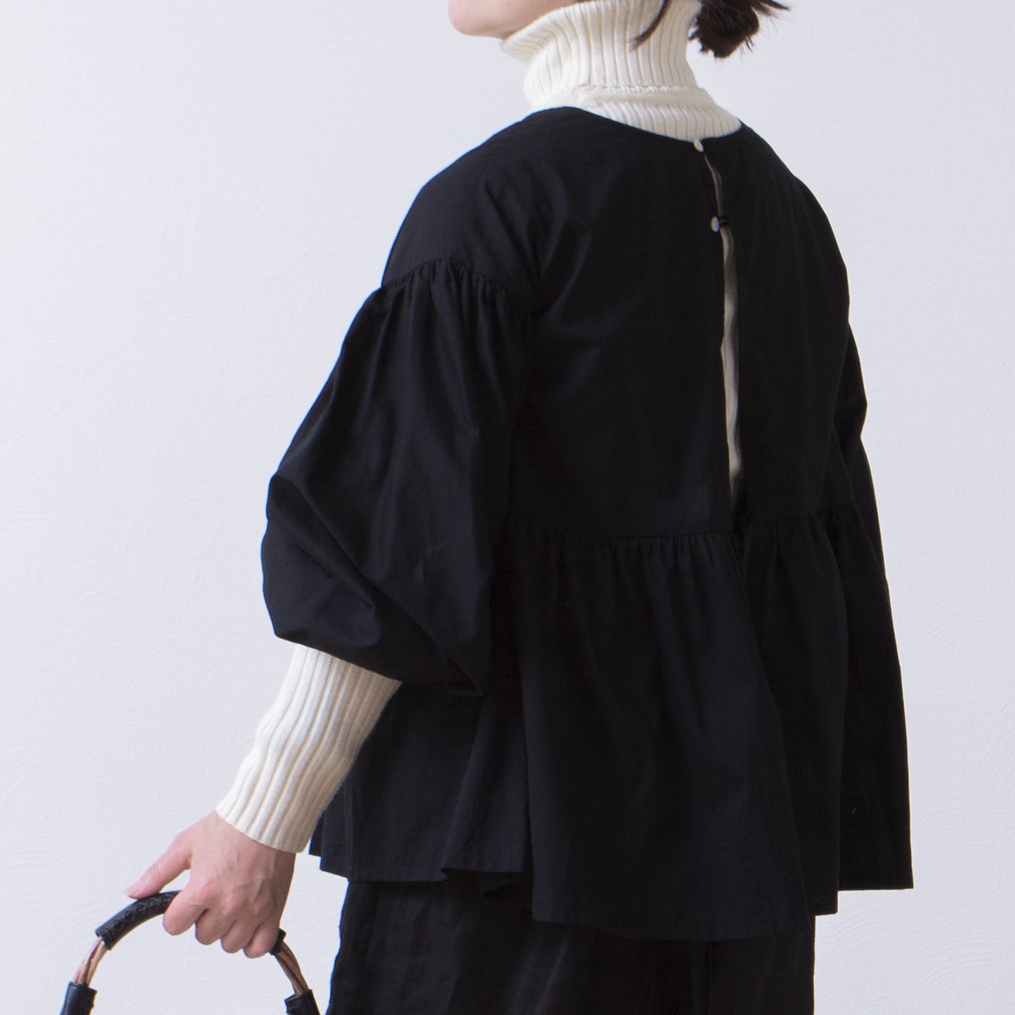 A cute and mature tiered 2-way blouse with plenty of gathers / Black