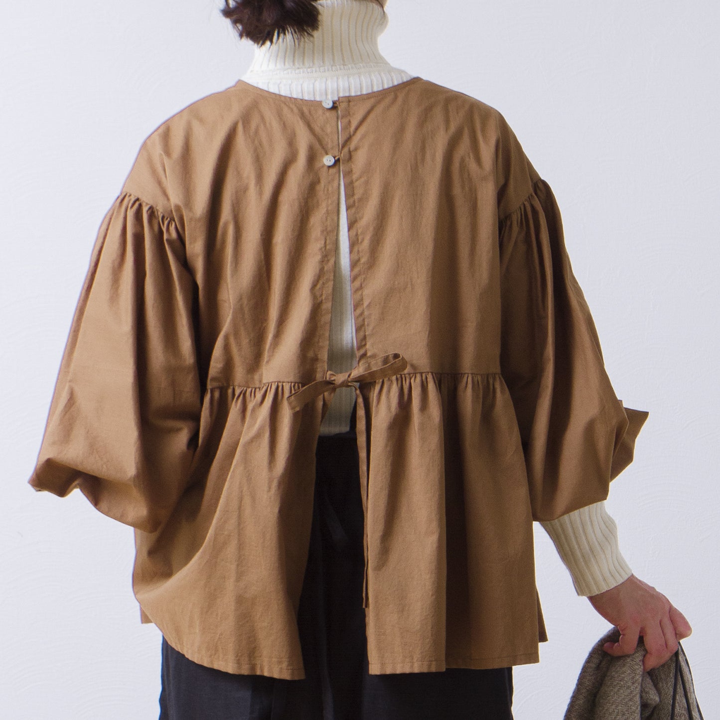 A cute and mature tiered 2-way blouse with plenty of gathers / camel