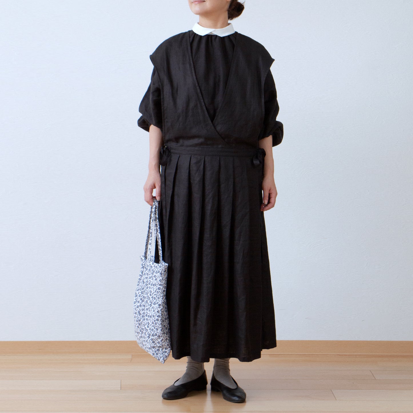 牧師領優雅可愛,適合成人穿著。後背扣,寬袖法式亞麻襯衫,七分袖/黑色牧師領